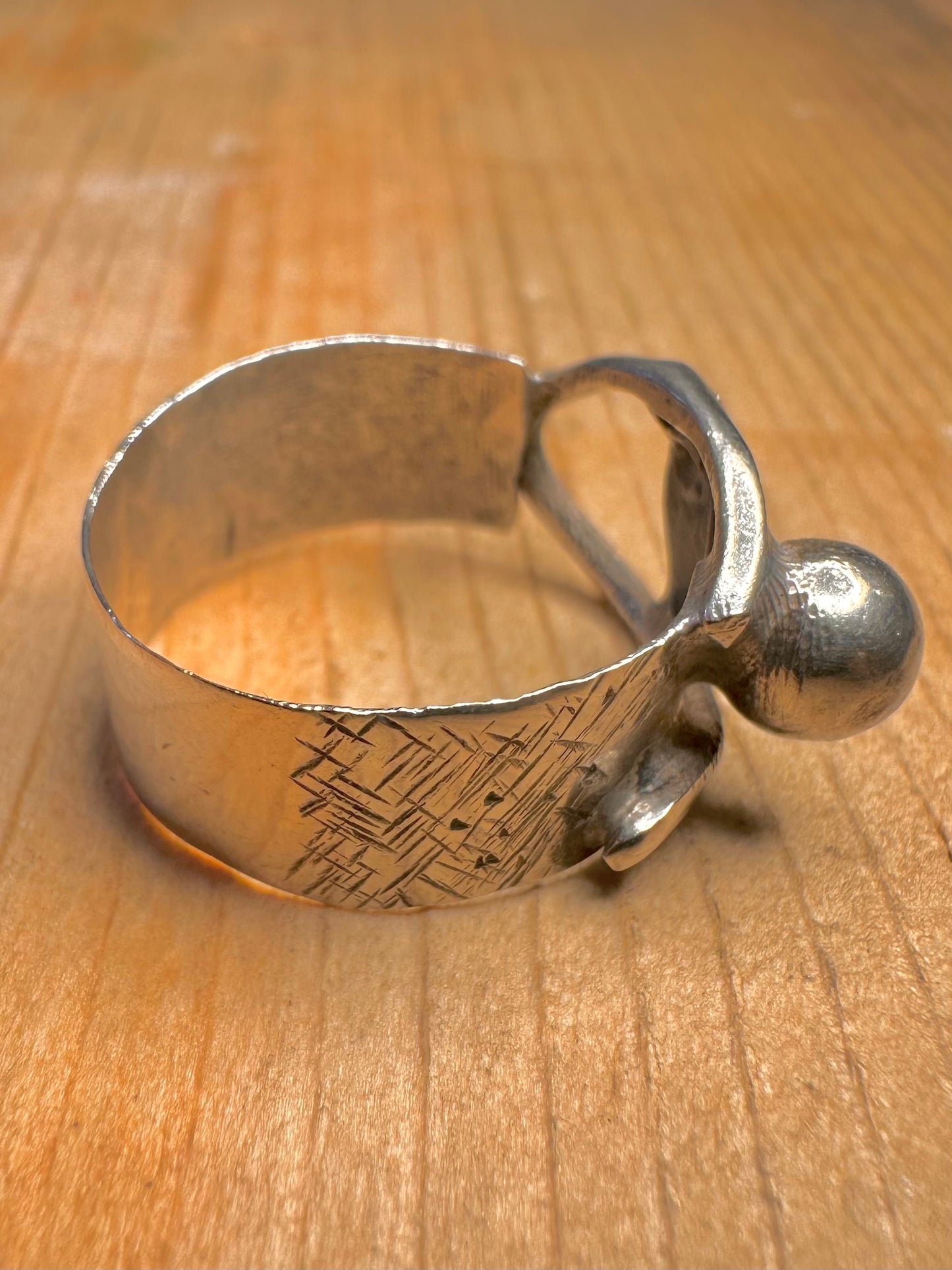 Abstrakter, handgefertigter, texturierter Ring aus 925er Sterlingsilber, Größe P1/2