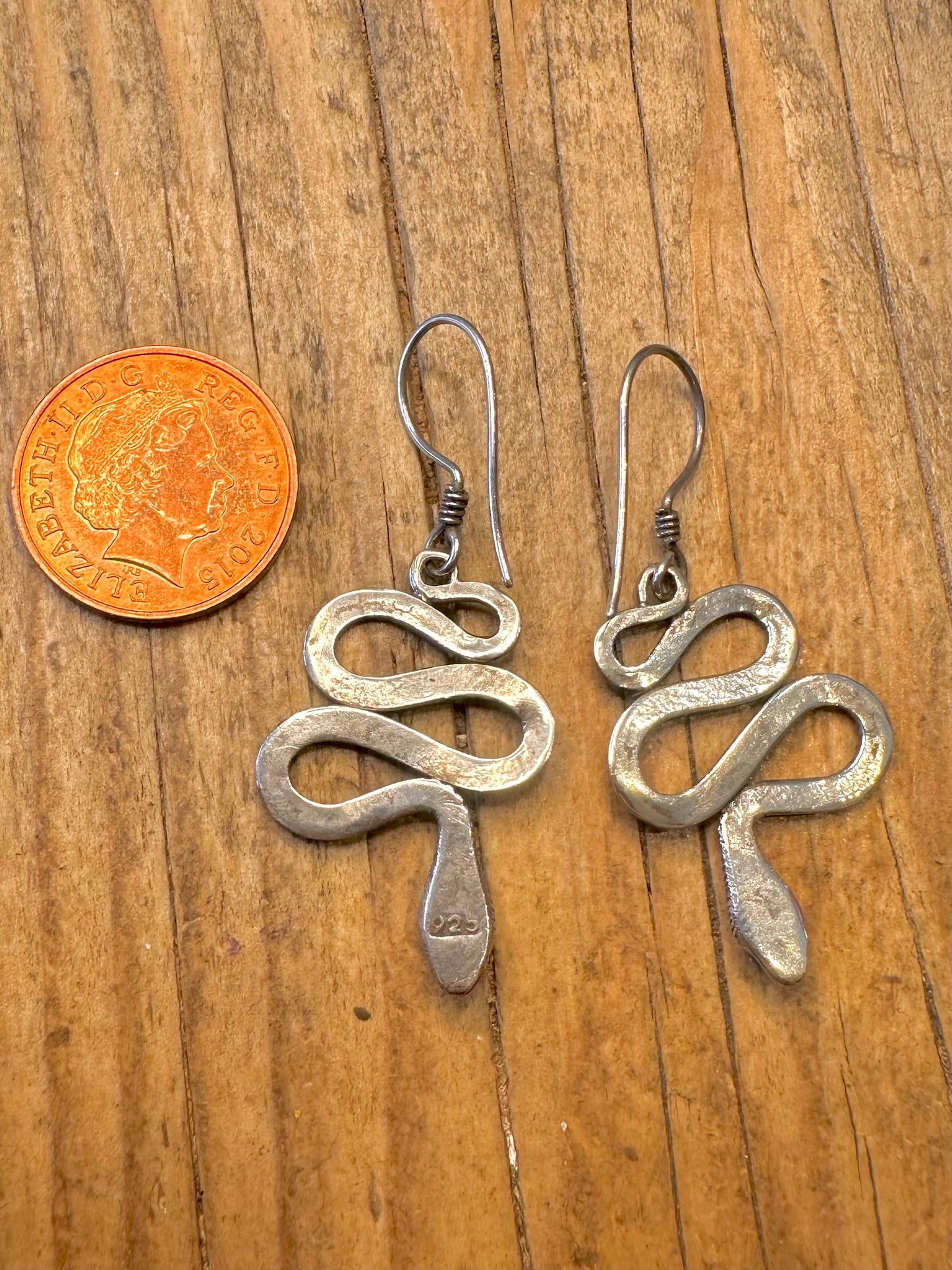 Schlangenstrukturierte, vergoldete Ohrringe aus 925er Sterlingsilber mit Köpfen