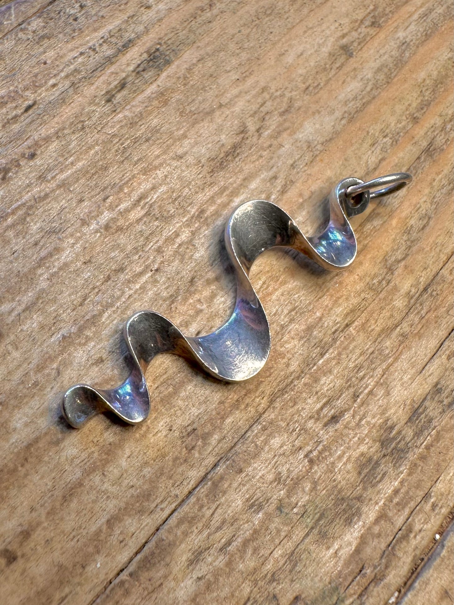Abstrakter gewellter Anhänger aus 925er Sterlingsilber