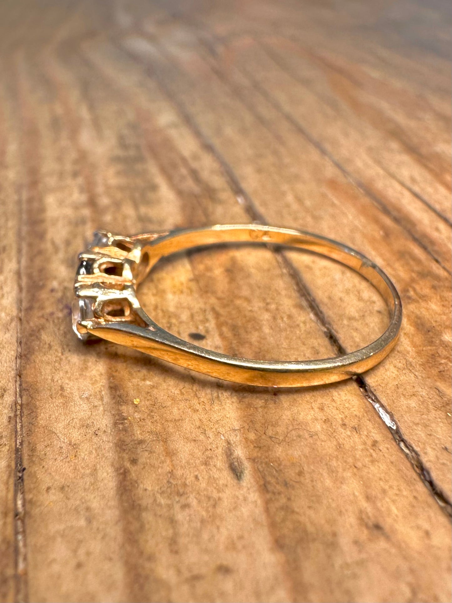 Ring in 9 Karat Gold mit drei Steinen in Schwarz und Weiß, Größe P
