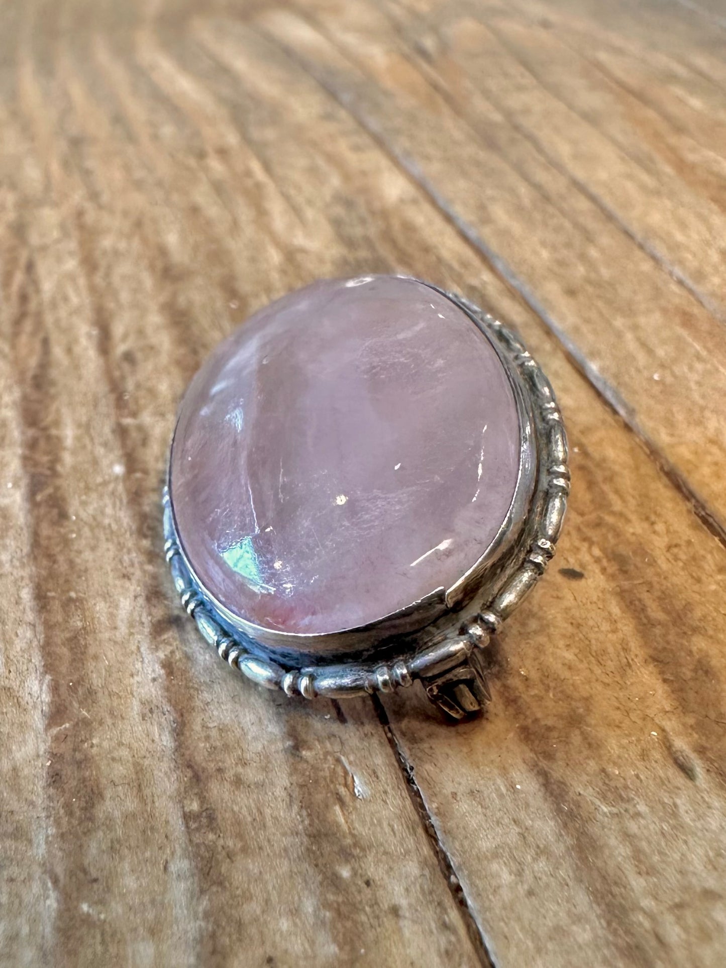 Verzierte Rosenquarz-Oval-Brosche aus 925er Sterlingsilber