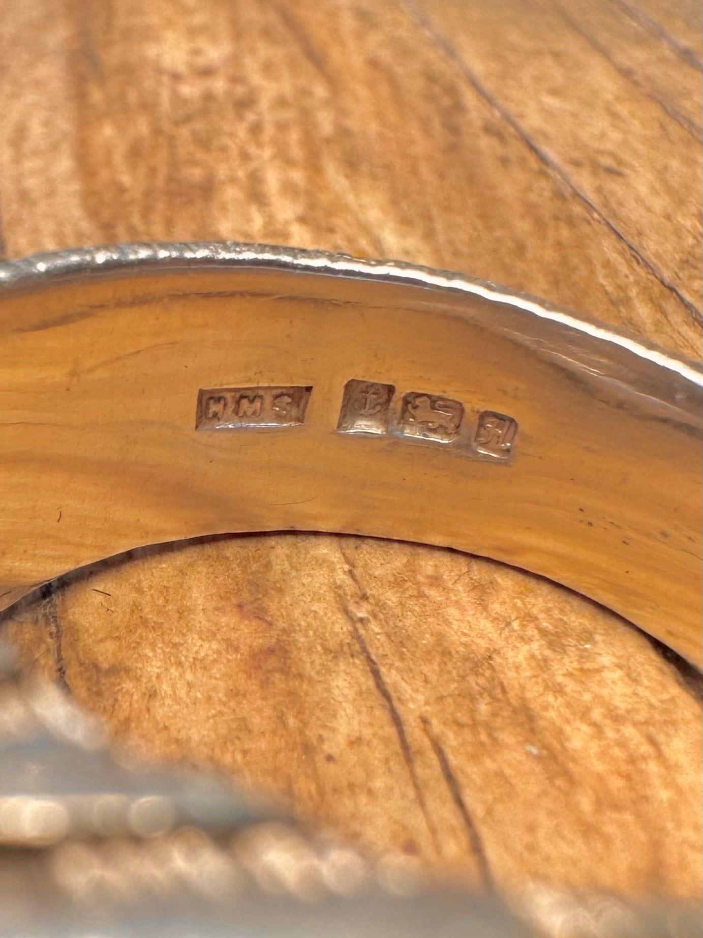 Quadratischer Ring, 1982, mit Siegel, strukturiertem Rindeneffekt, 925er Sterlingsilber, punziert, Größe T