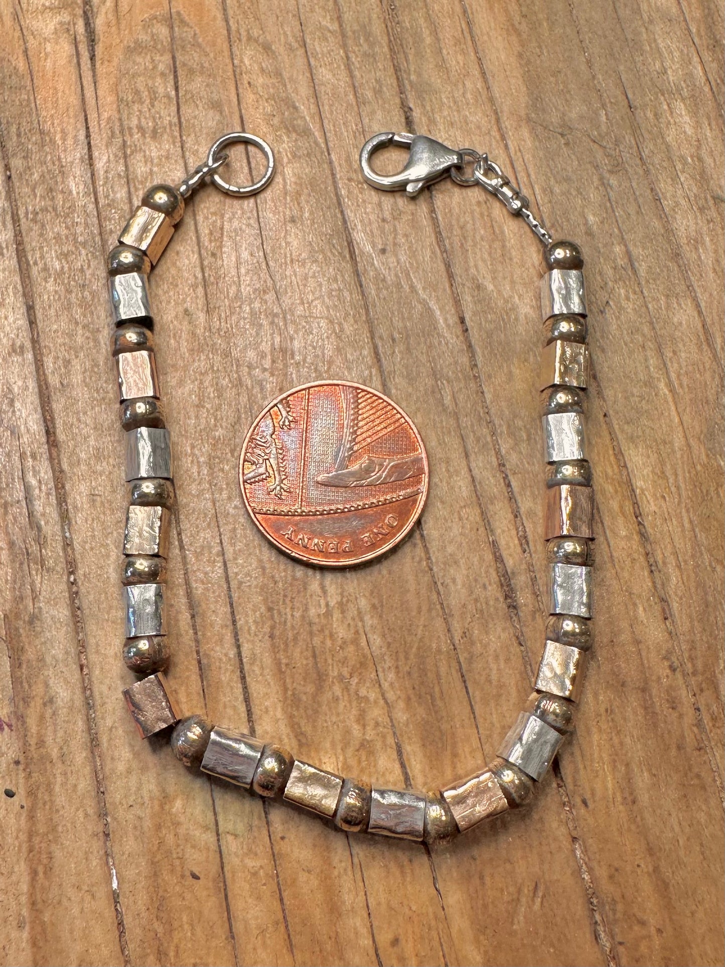 Abstraktes Kugel- und Quadratperlen-Armband aus vergoldetem und rosévergoldetem 925er Sterlingsilber, 19,3 cm