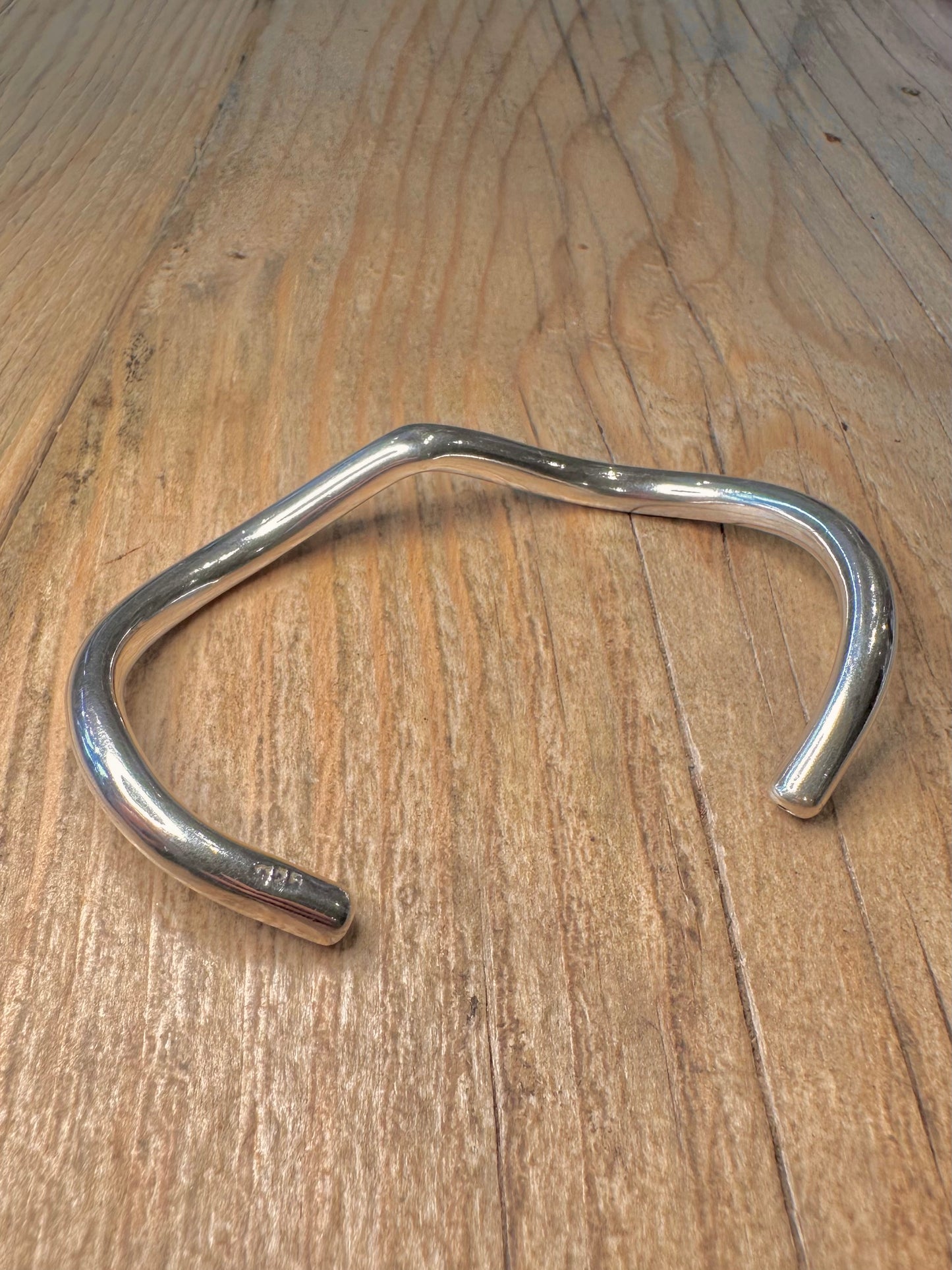 Modernist gewellter Manschetten-Hohlarmreif aus 925er Sterlingsilber