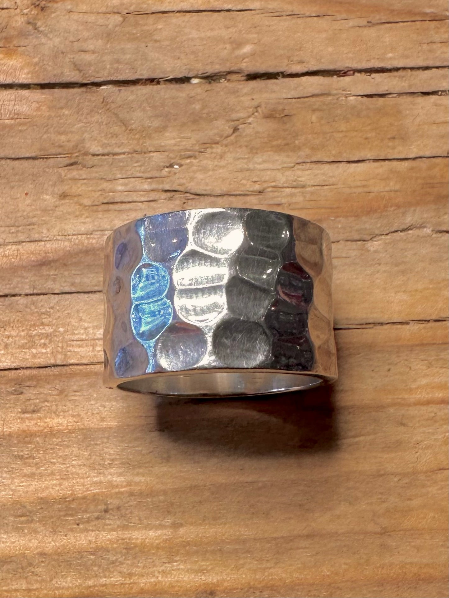 Moderner, klobiger, gehämmerter Ring aus 925er Sterlingsilber, Größe M