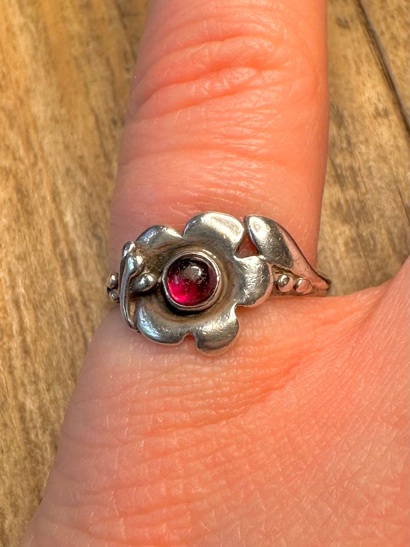 Ring aus 925er Sterlingsilber mit rotem Stein und Blumenmuster, Größe N
