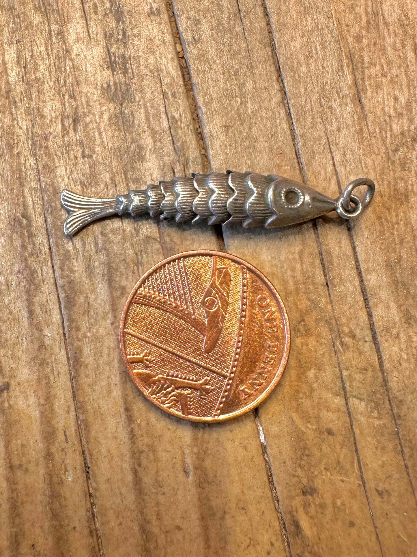 Gelenkiger Fisch-Silberanhänger