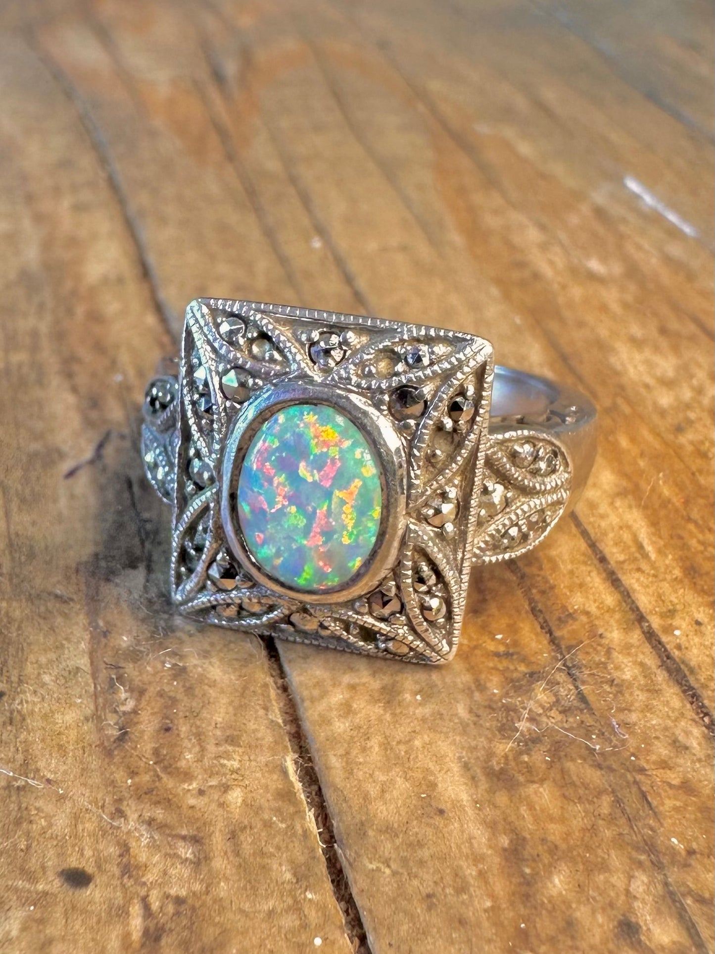 Atemberaubender Opal- und Markasitring im Art-déco-Stil, Größe L