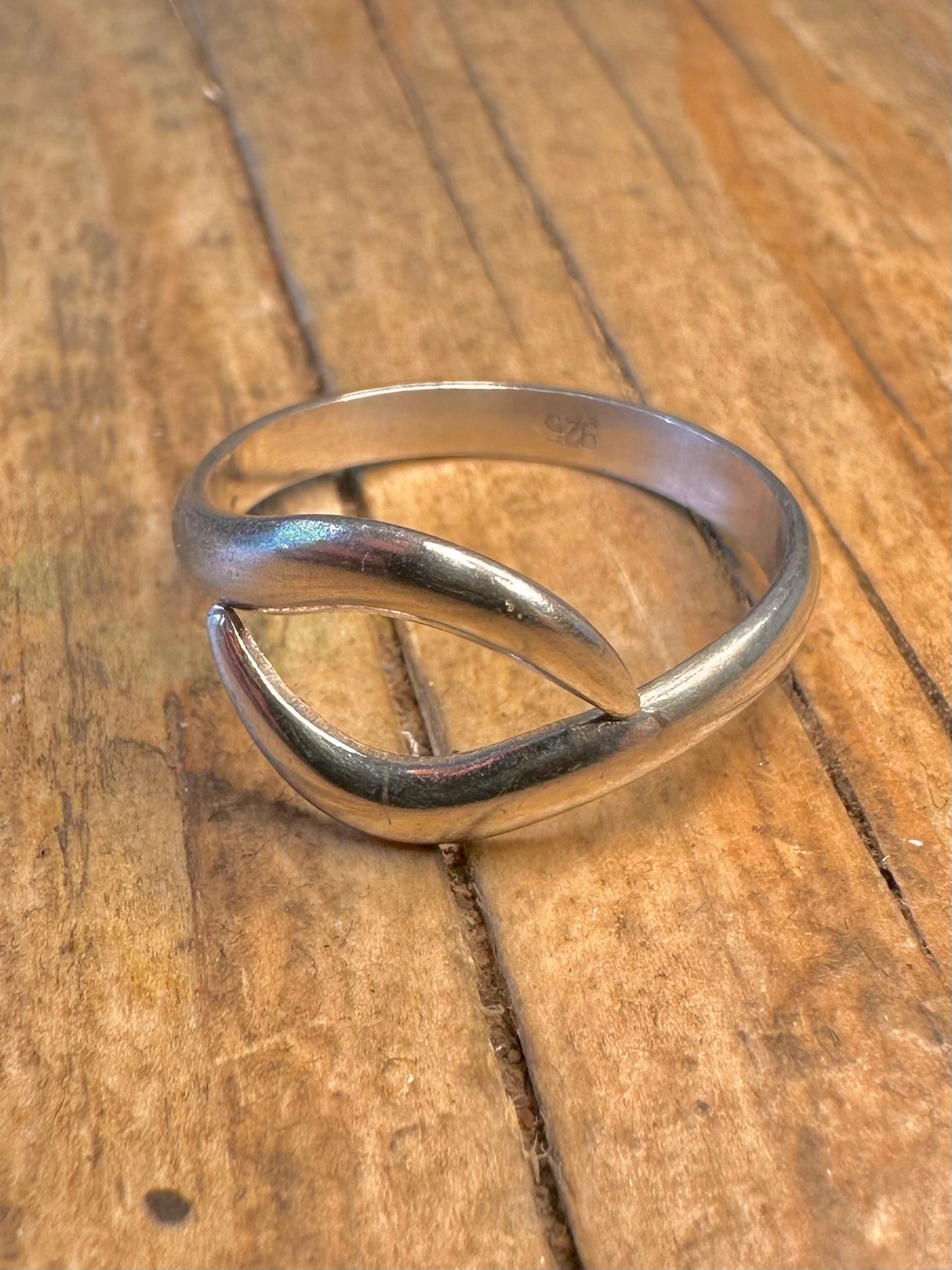 Abstrakter, verdrehter 925er Sterling Silber Ring, Größe Q