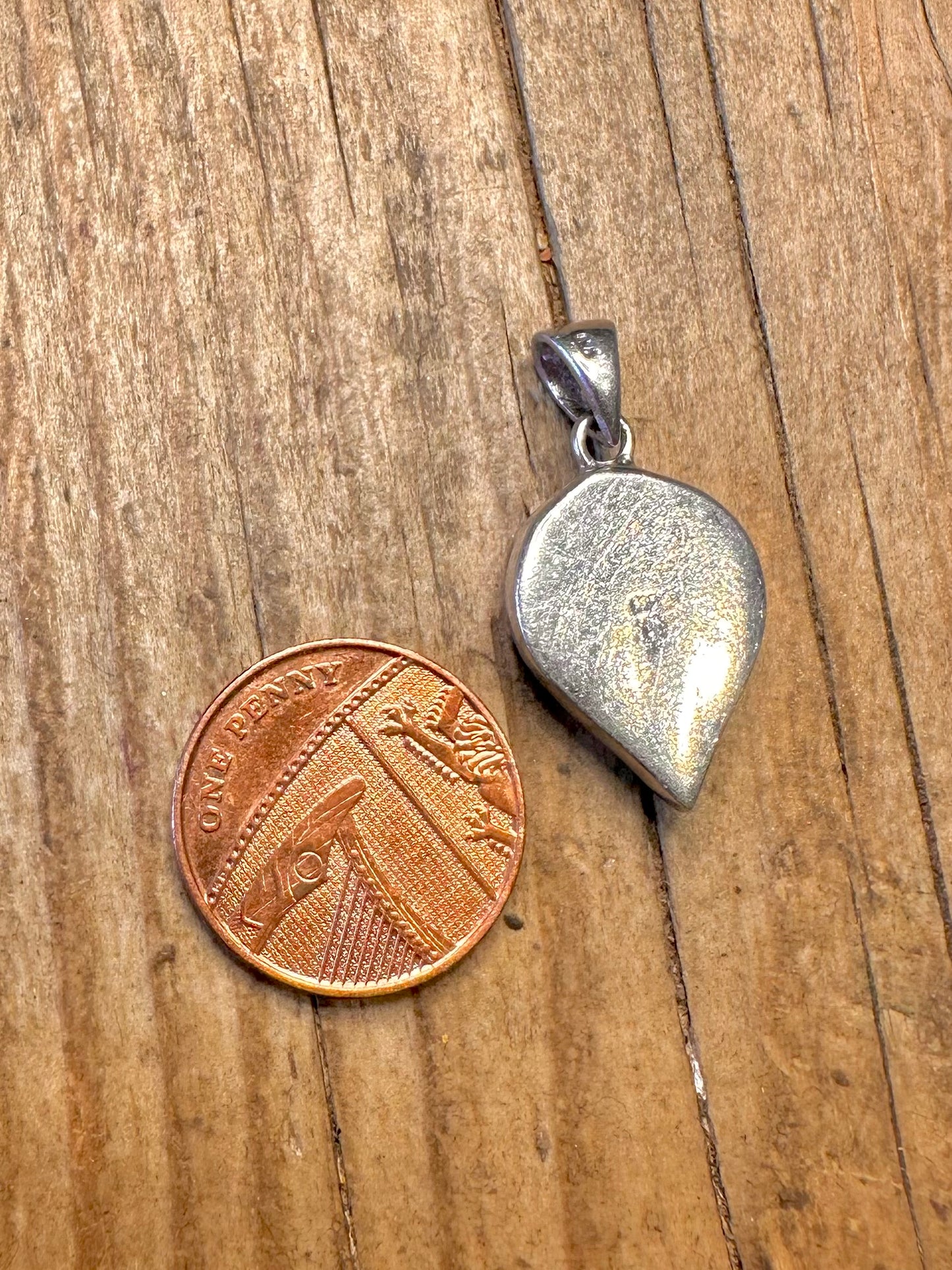 Opal-Tropfenanhänger aus 925er Sterlingsilber