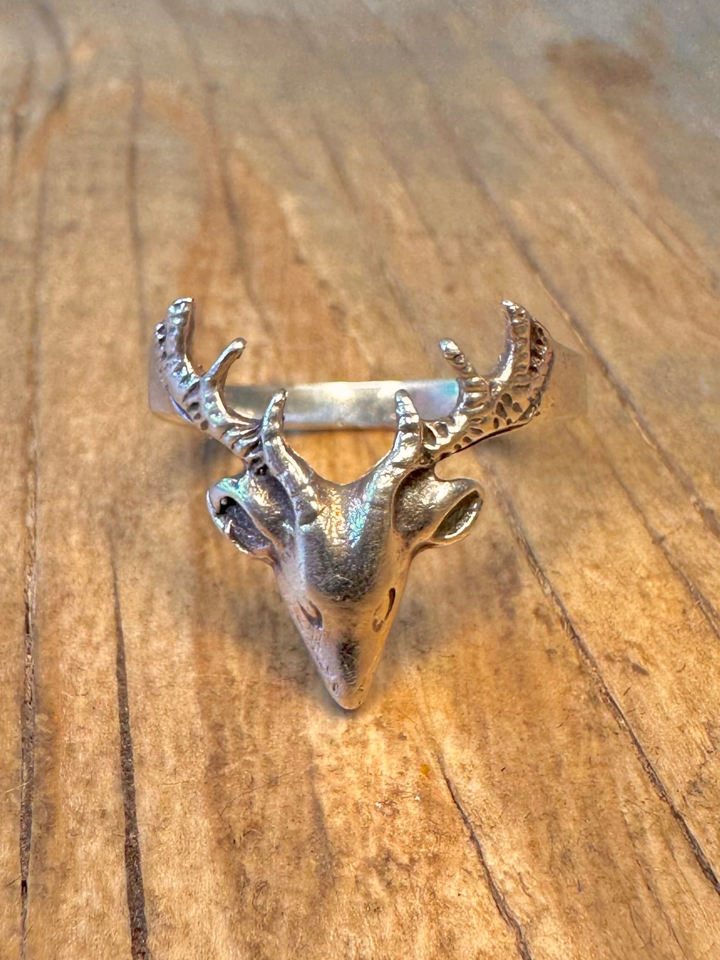 Ring mit gehörntem Hirschkopf aus 925er Sterlingsilber, Größe Q