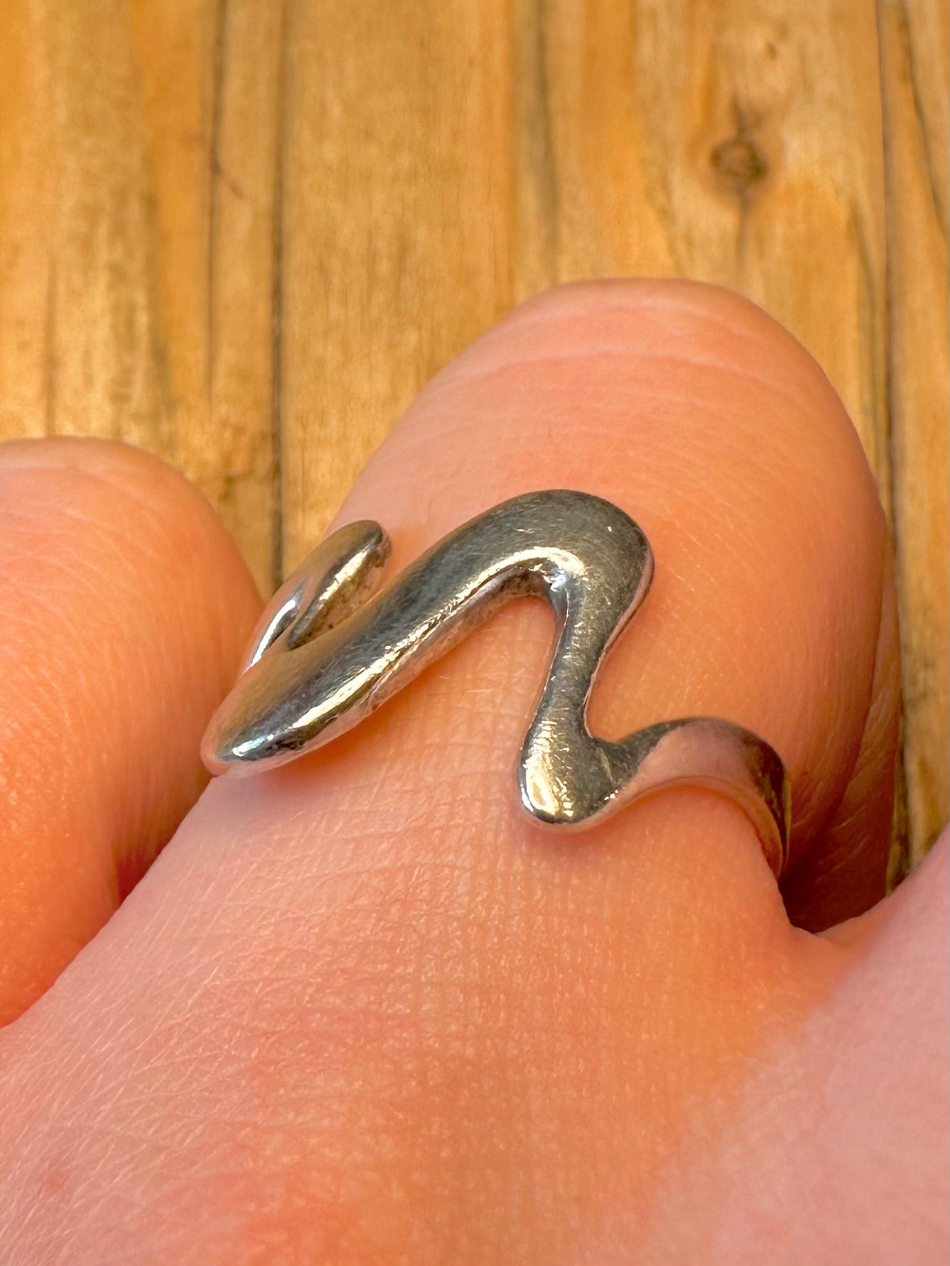 Abstrakter gewellter Ring aus 925er Sterlingsilber, Größe P