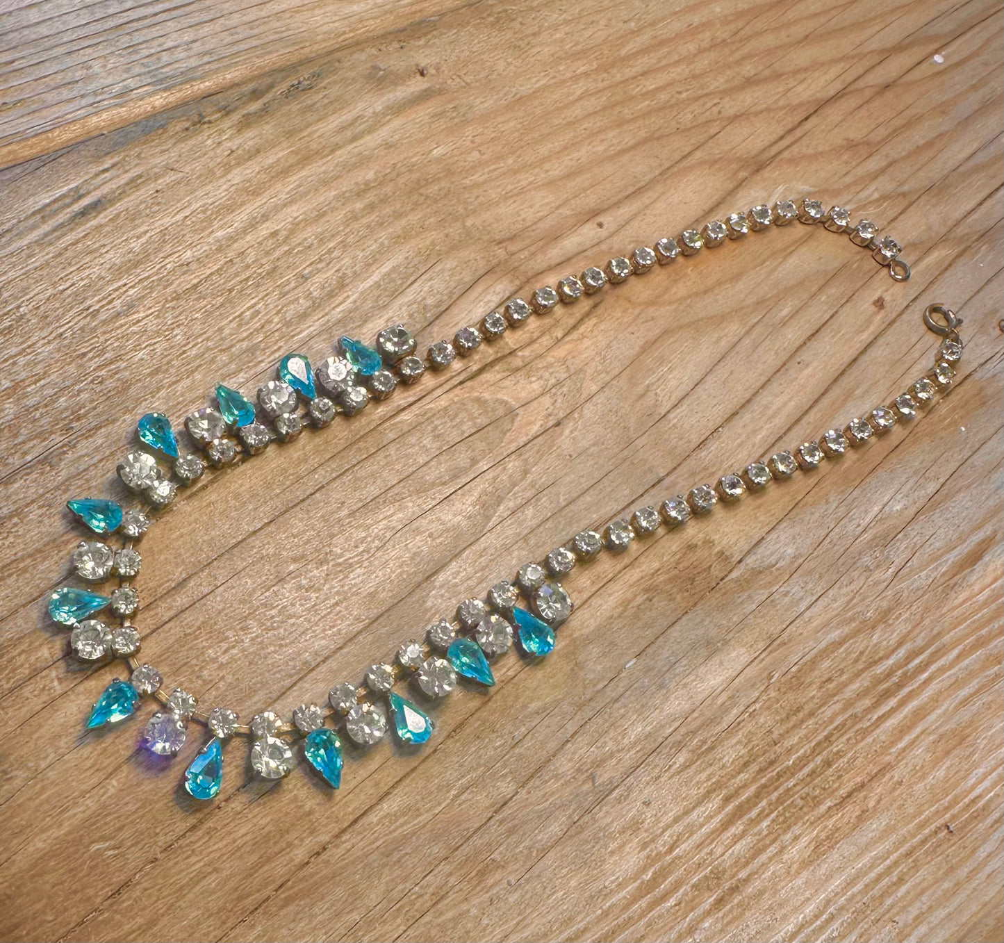 Vintage Halskette, 16 Zoll, Modeschmuck, mit klaren und blauen Strasssteinen in Tropfen- und runder Form, silberfarben