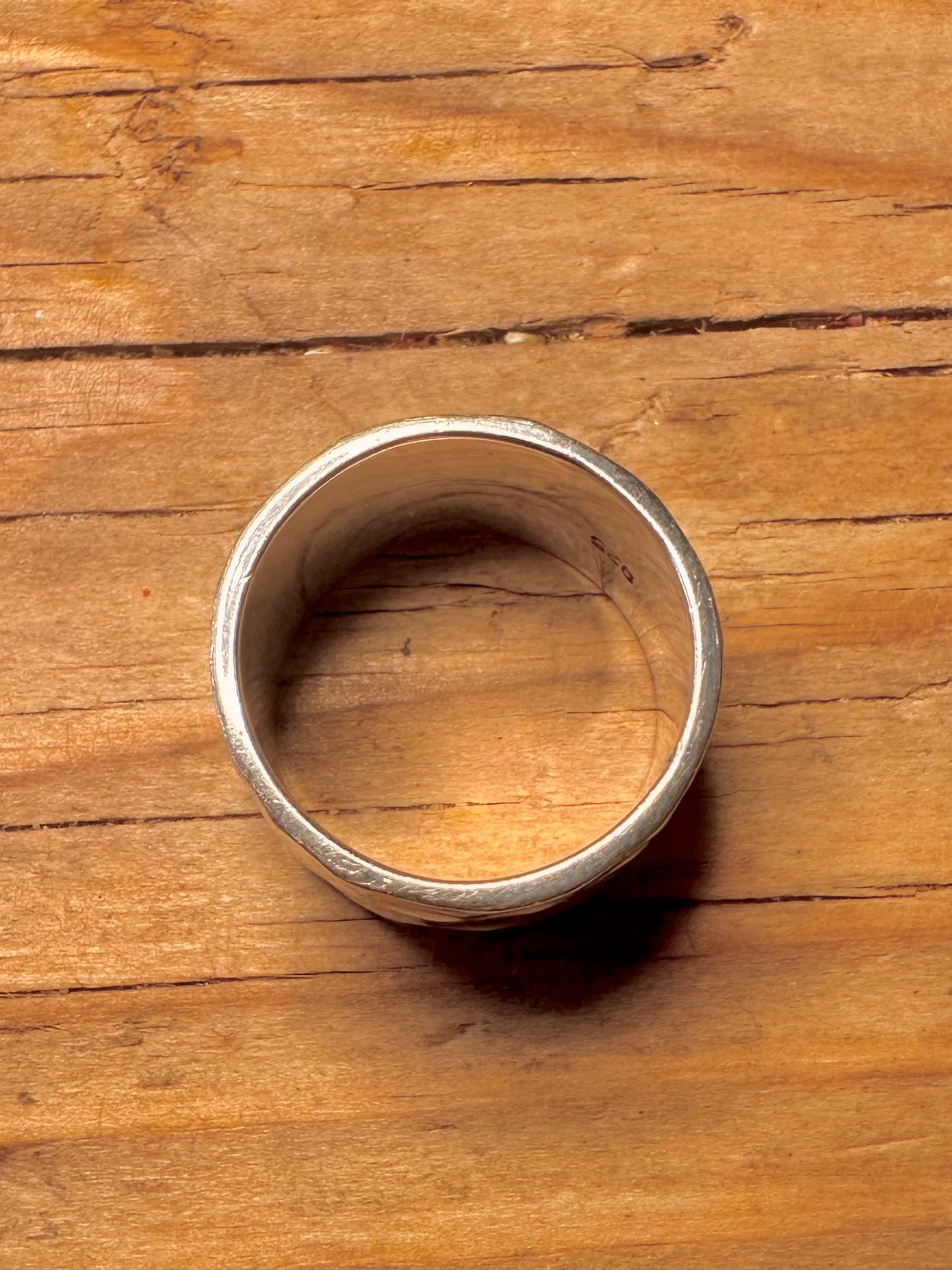 Moderner, klobiger, gehämmerter Ring aus 925er Sterlingsilber, Größe M