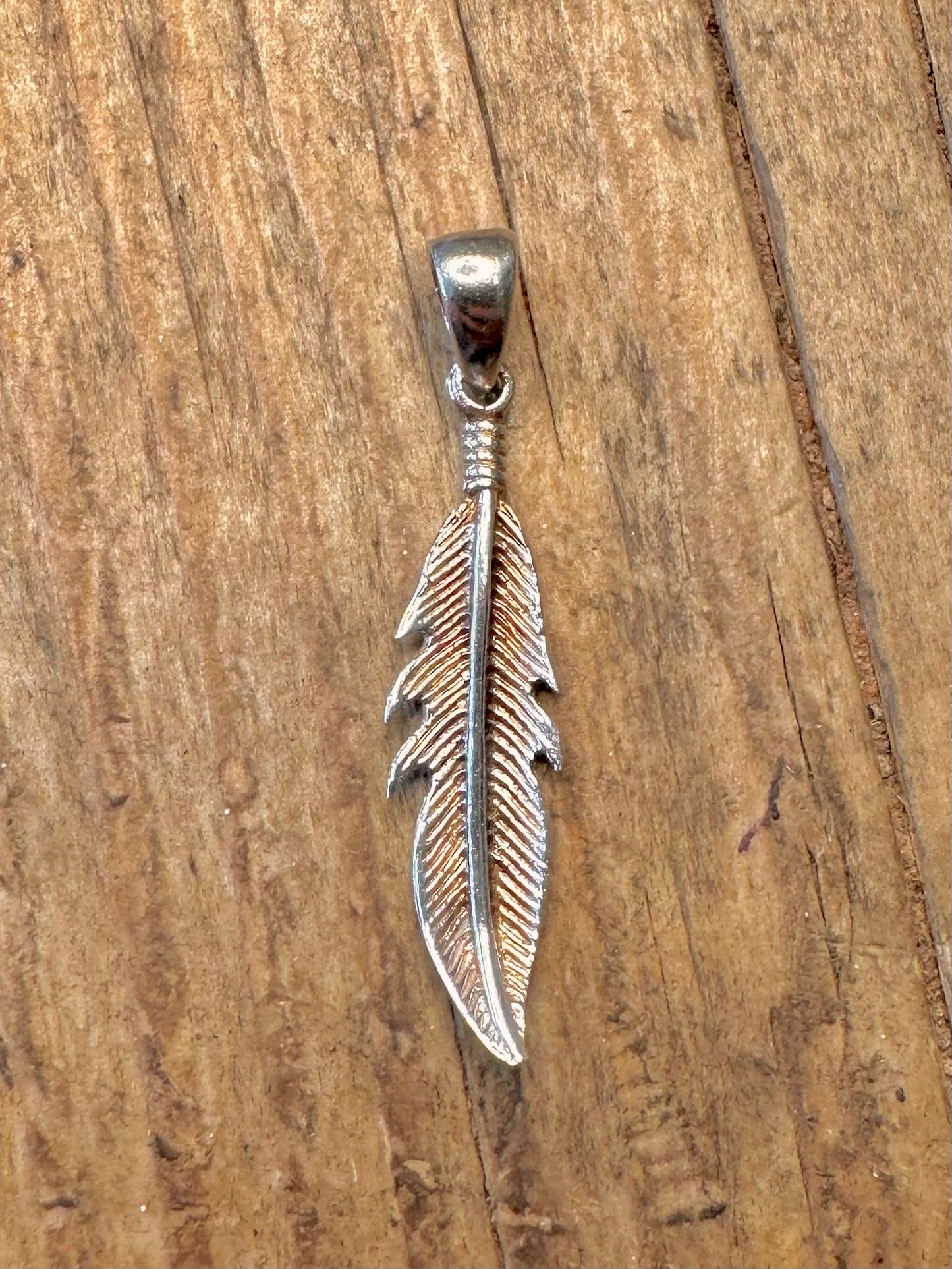 Strukturierter Federanhänger aus 925er Sterlingsilber