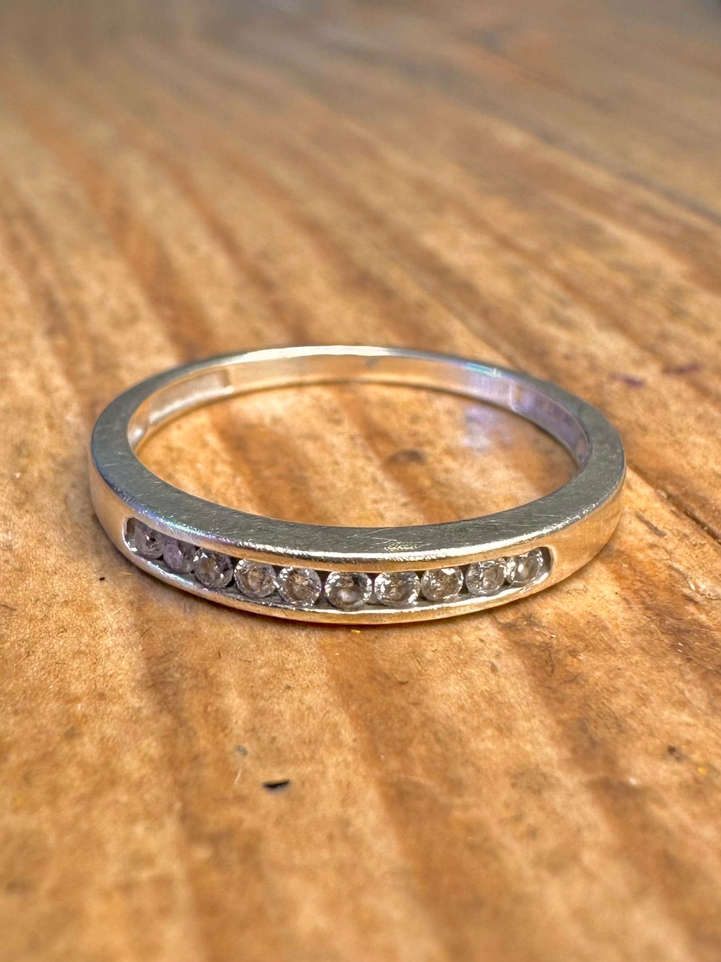 9 Karat Weißgold 0,10 Karat Diamant Halb-Eternity-Ring Größe L