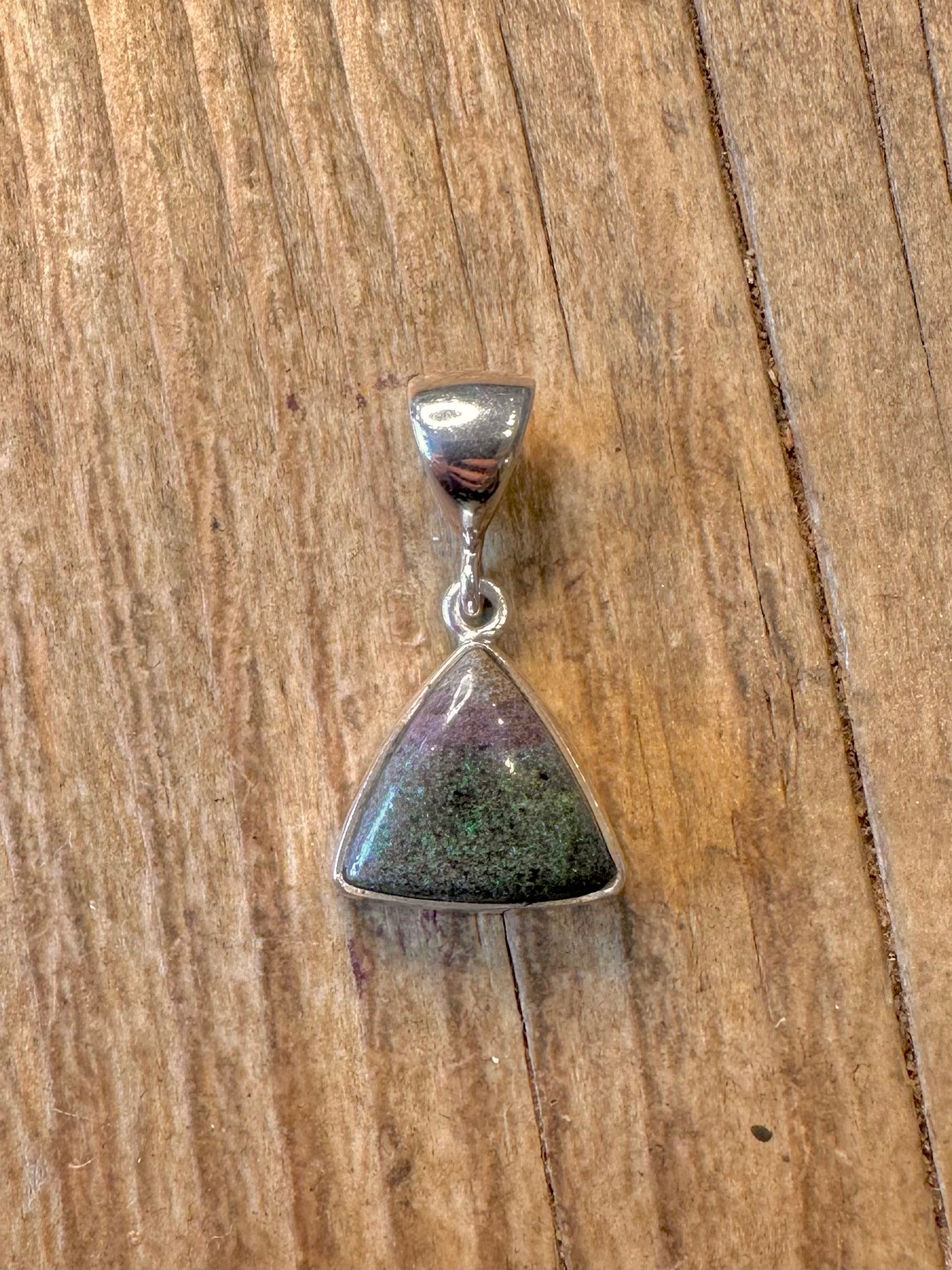 Dreieckiger Rubin-Zoisit-Anhänger aus 925er Sterlingsilber