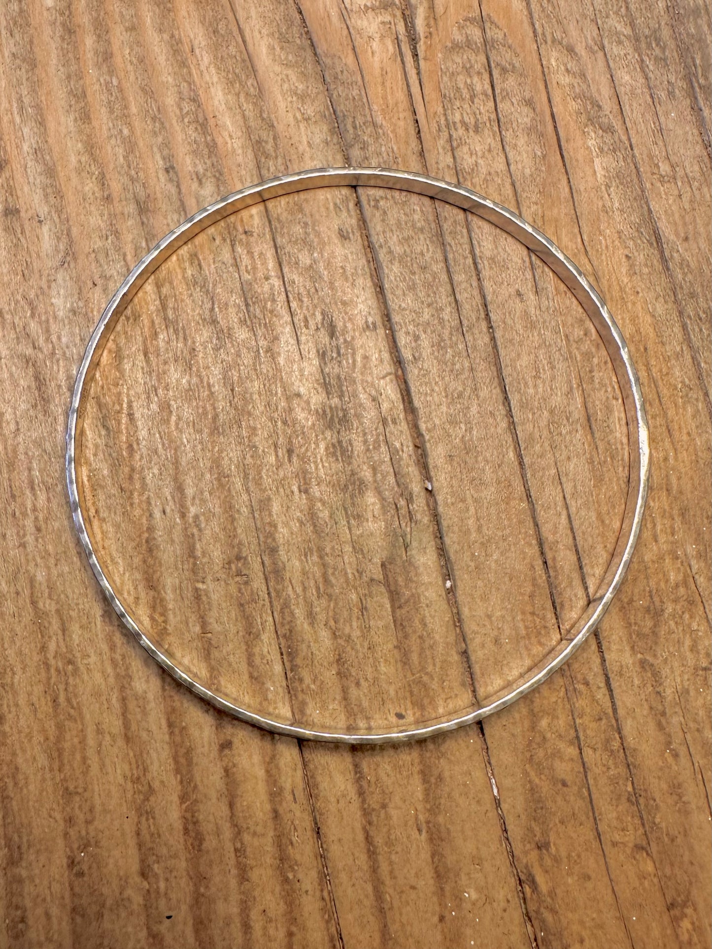 Armreif mit geometrischem Muster aus 925er Sterlingsilber