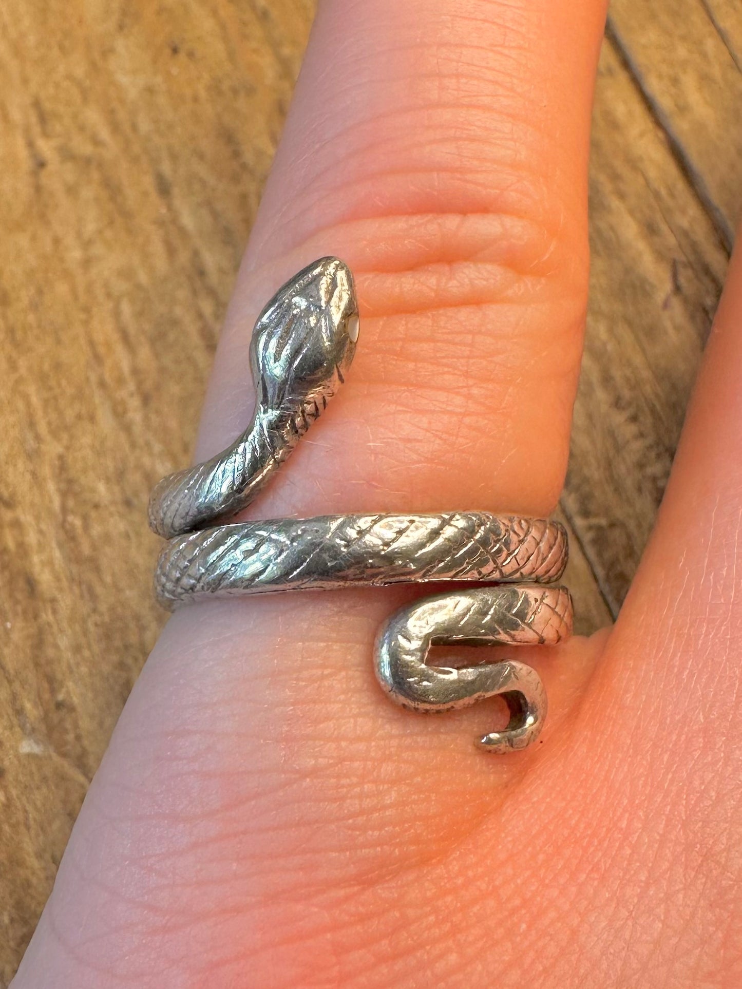 Ring aus 925er Sterlingsilber, Schlange gewunden, Perlmutt-Augen, Größe N