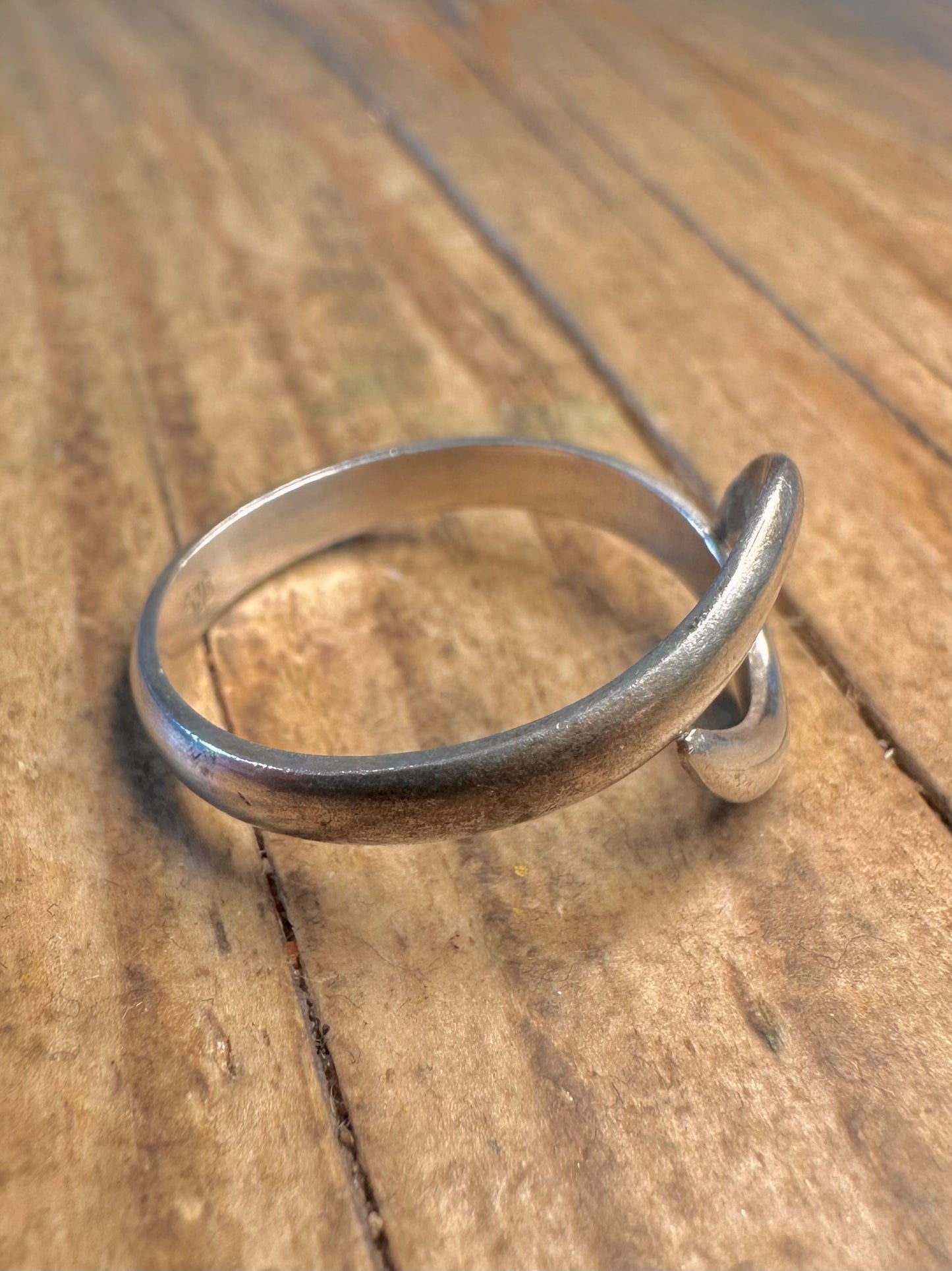 Abstrakter, verdrehter 925er Sterling Silber Ring, Größe Q