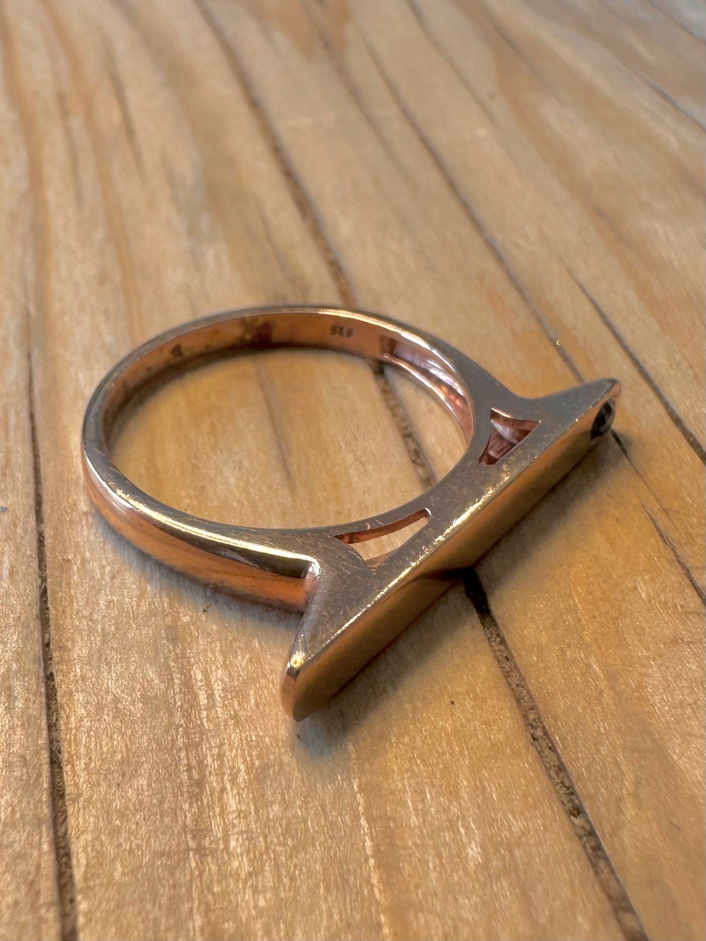 Modern Rose Gold Bar with Dark Stone 925 Silver Size U Ring