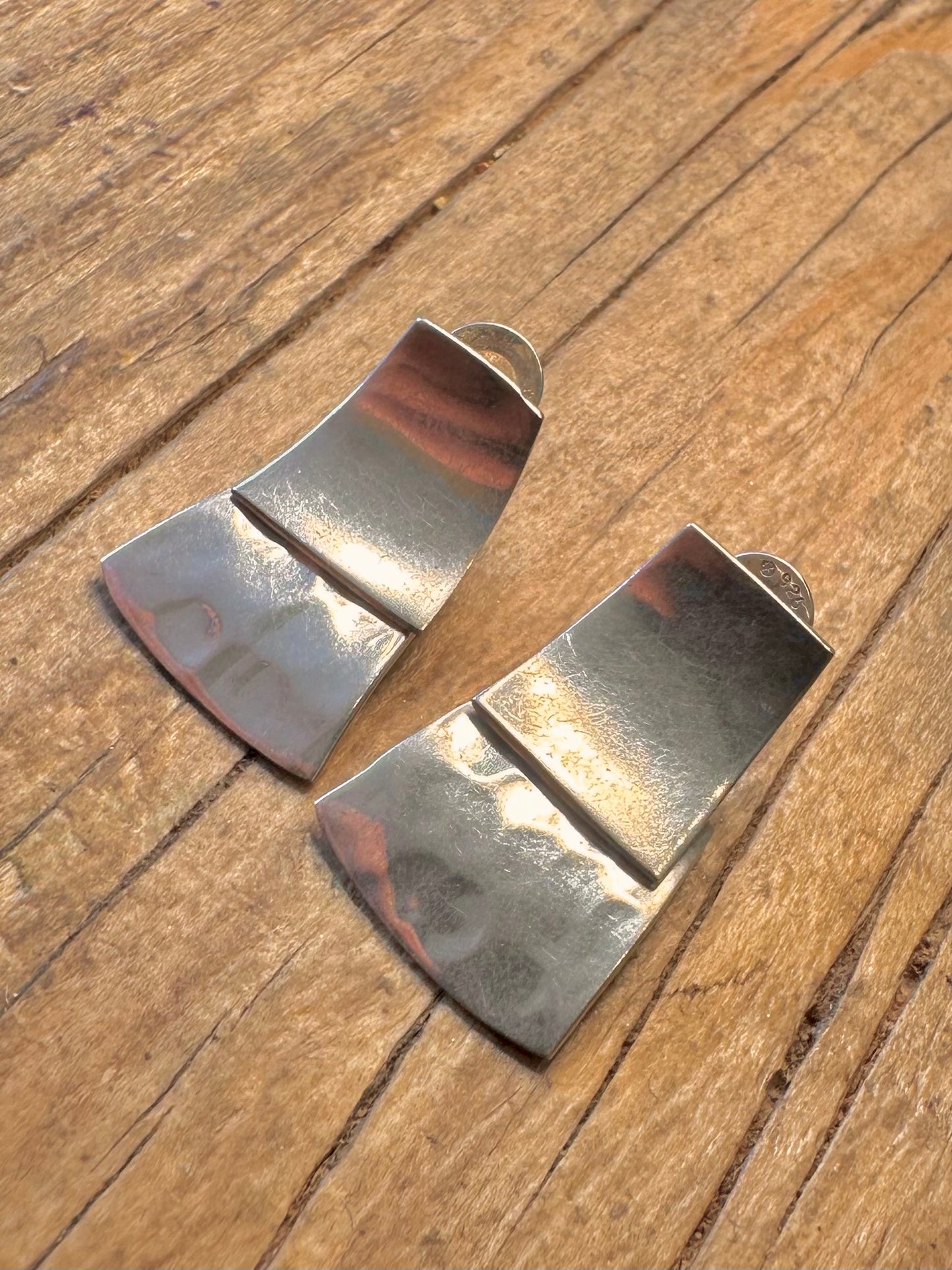 Ohrringe aus gehämmertem 925er Sterlingsilber im modernistischen Wellen-Design