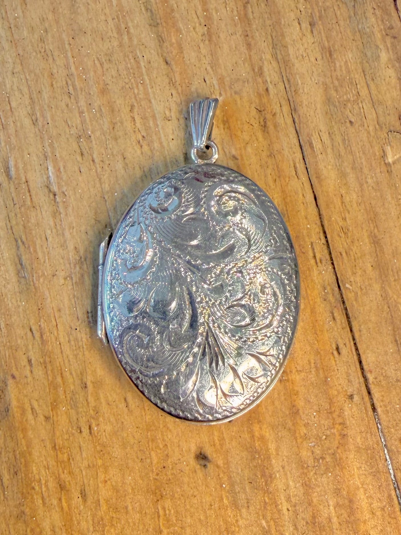 Oval 1975 Floral Swirl Engraved Locket 925 Sterling Silver Pendant