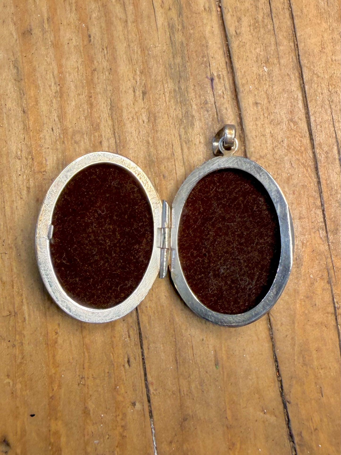 Chunky 1989 Oval Floral Engraved Locket 925 Sterling Silver Pendant