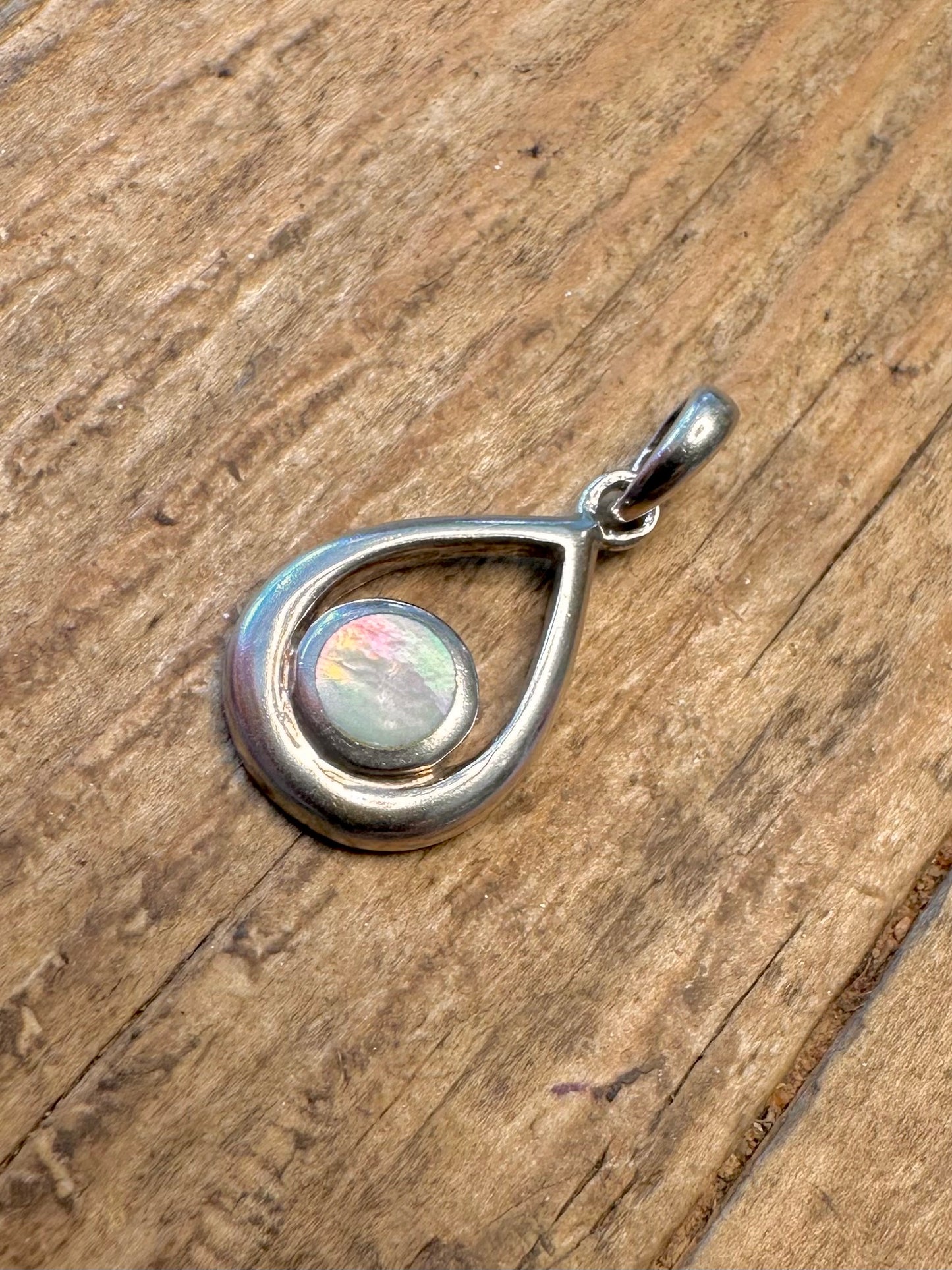 Anhänger aus 925er Sterlingsilber mit Perlmutt in Tropfenform