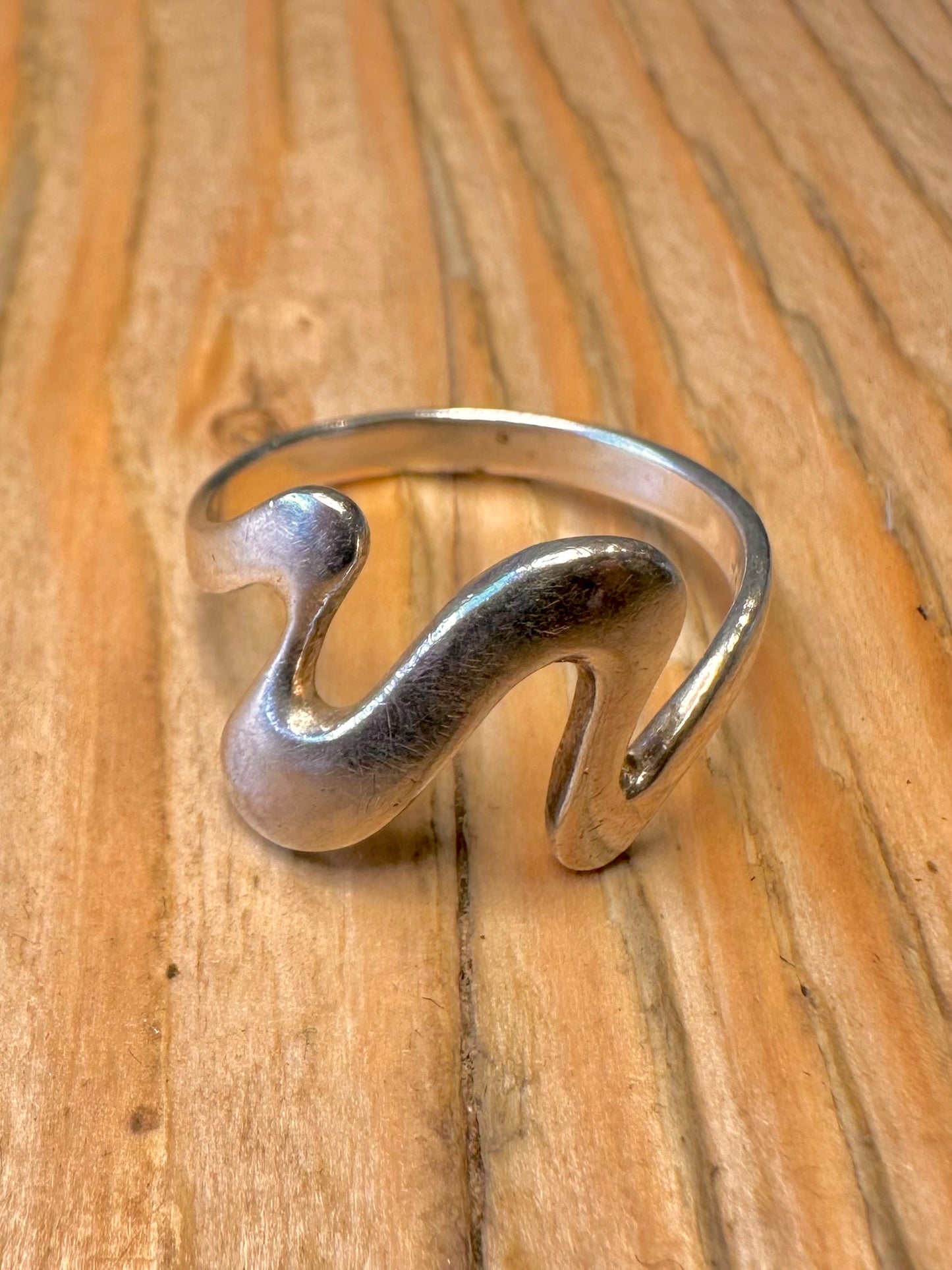 Abstrakter gewellter Ring aus 925er Sterlingsilber, Größe P