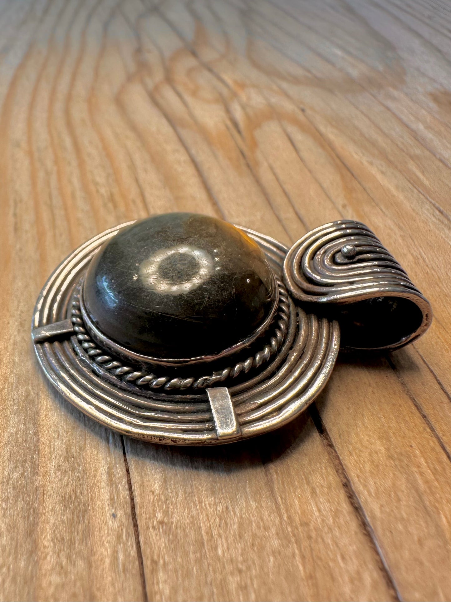 Vintage Labradorite Ornate Circle 925 Sterling Silver Pendant