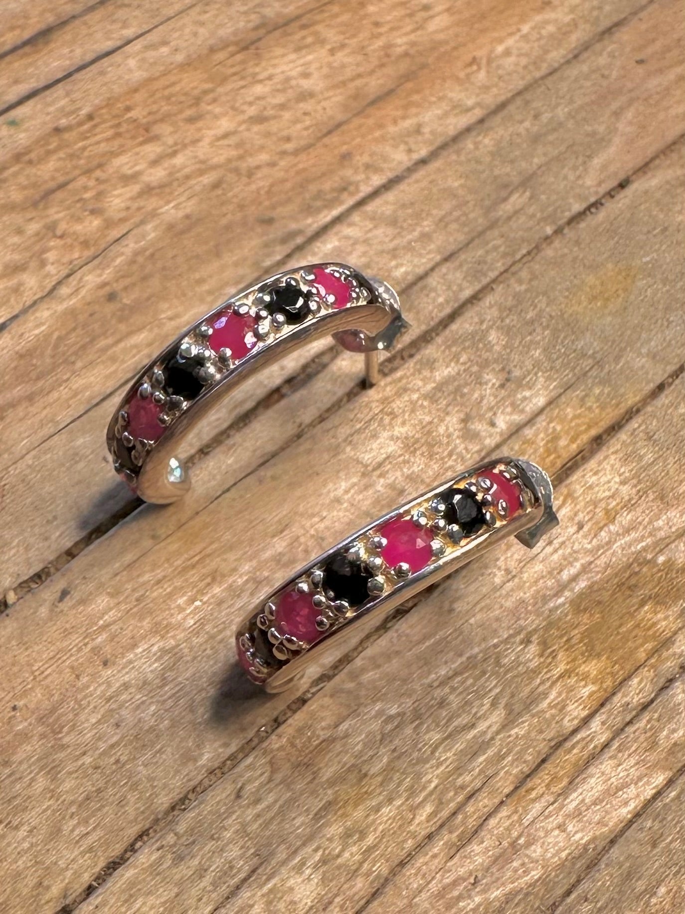 Moderne schwarze und rote Stein-Halbcreolen aus 925er Sterlingsilber