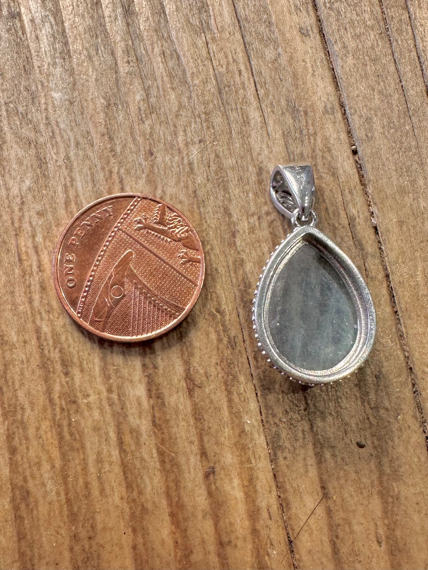 Labradorit-Tropfenanhänger aus 925er Sterlingsilber