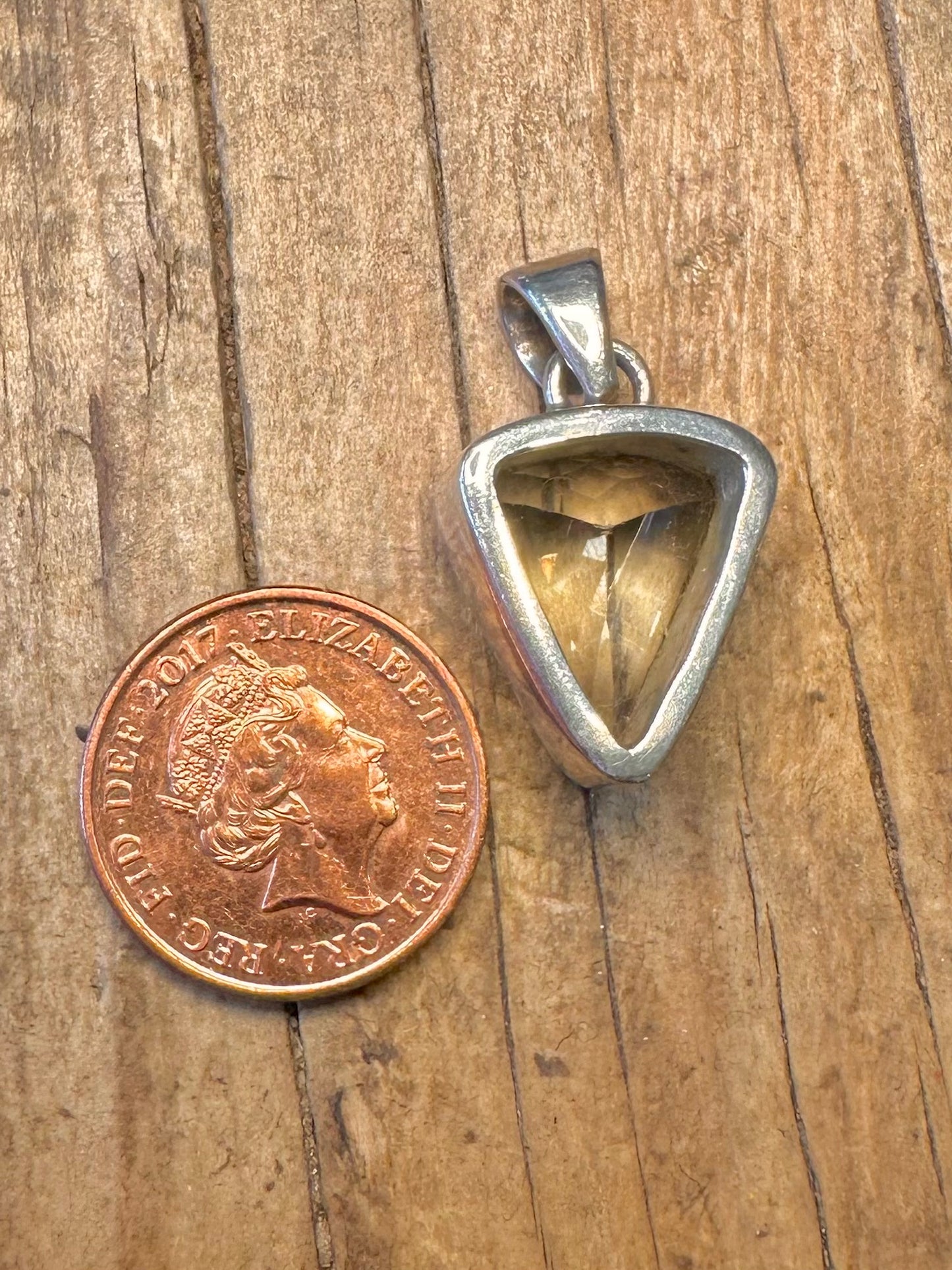 Grüner Amethyst facettiert dreieckig 925 Sterlingsilber-Anhänger