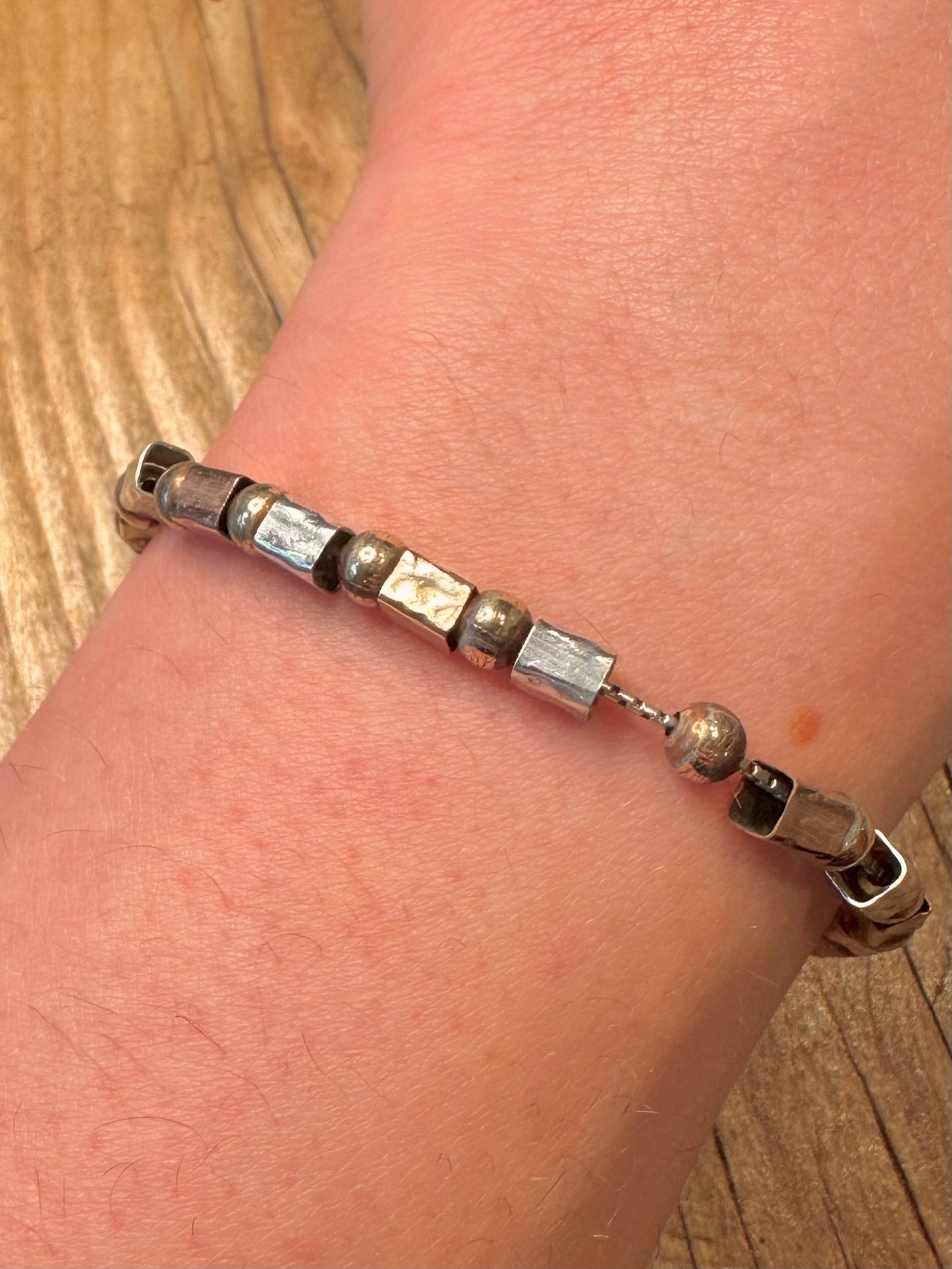 Abstraktes Kugel- und Quadratperlen-Armband aus vergoldetem und rosévergoldetem 925er Sterlingsilber, 19,3 cm