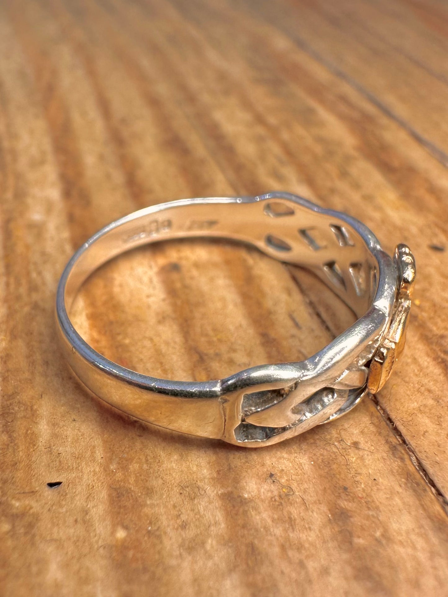 14 Karat Weiß- und Gelbgold Claddagh-Keltenring Größe O