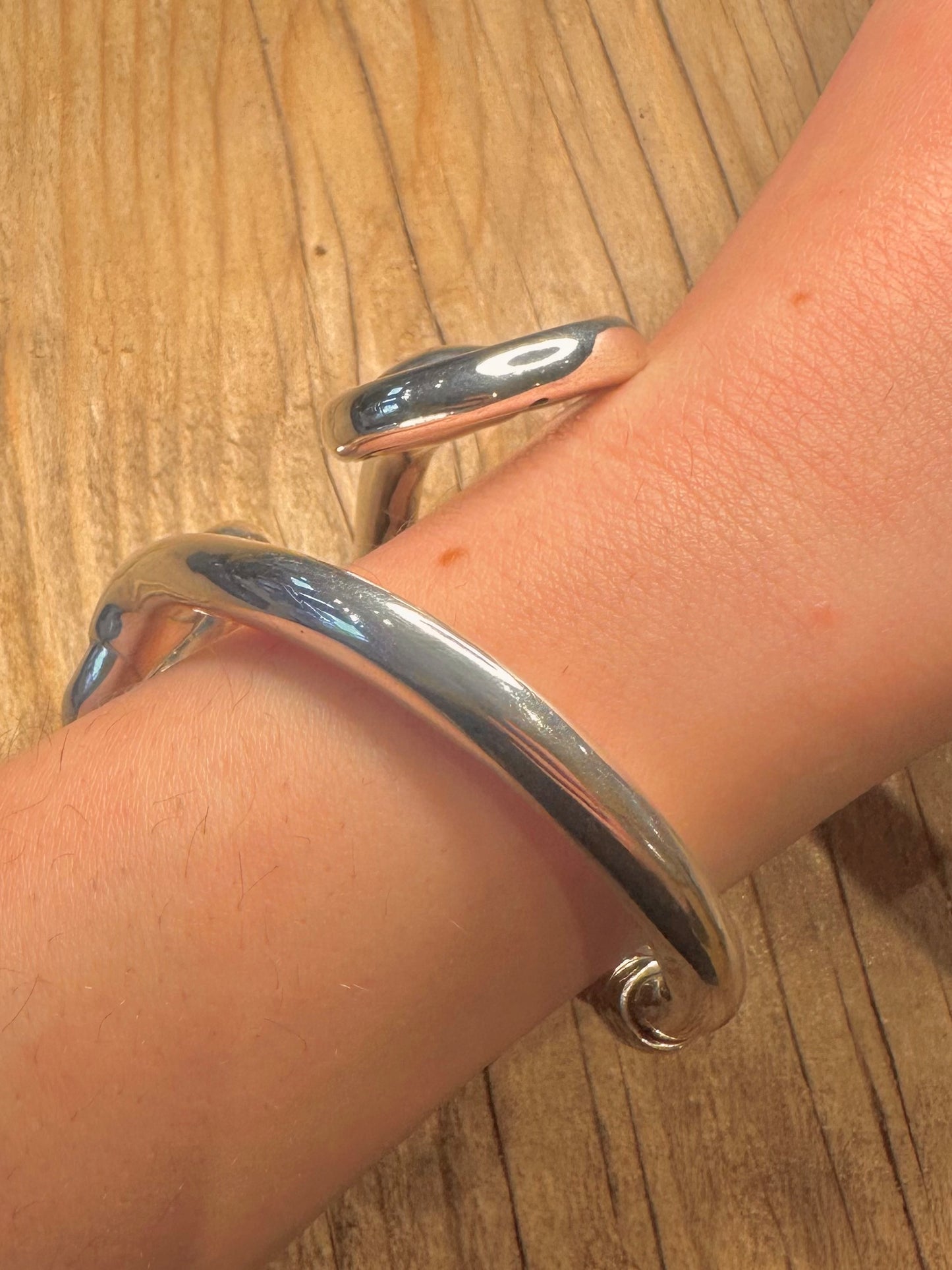 Moderner Hermes-Stil Überlappender Armreif aus 925er Sterlingsilber mit Scharnier