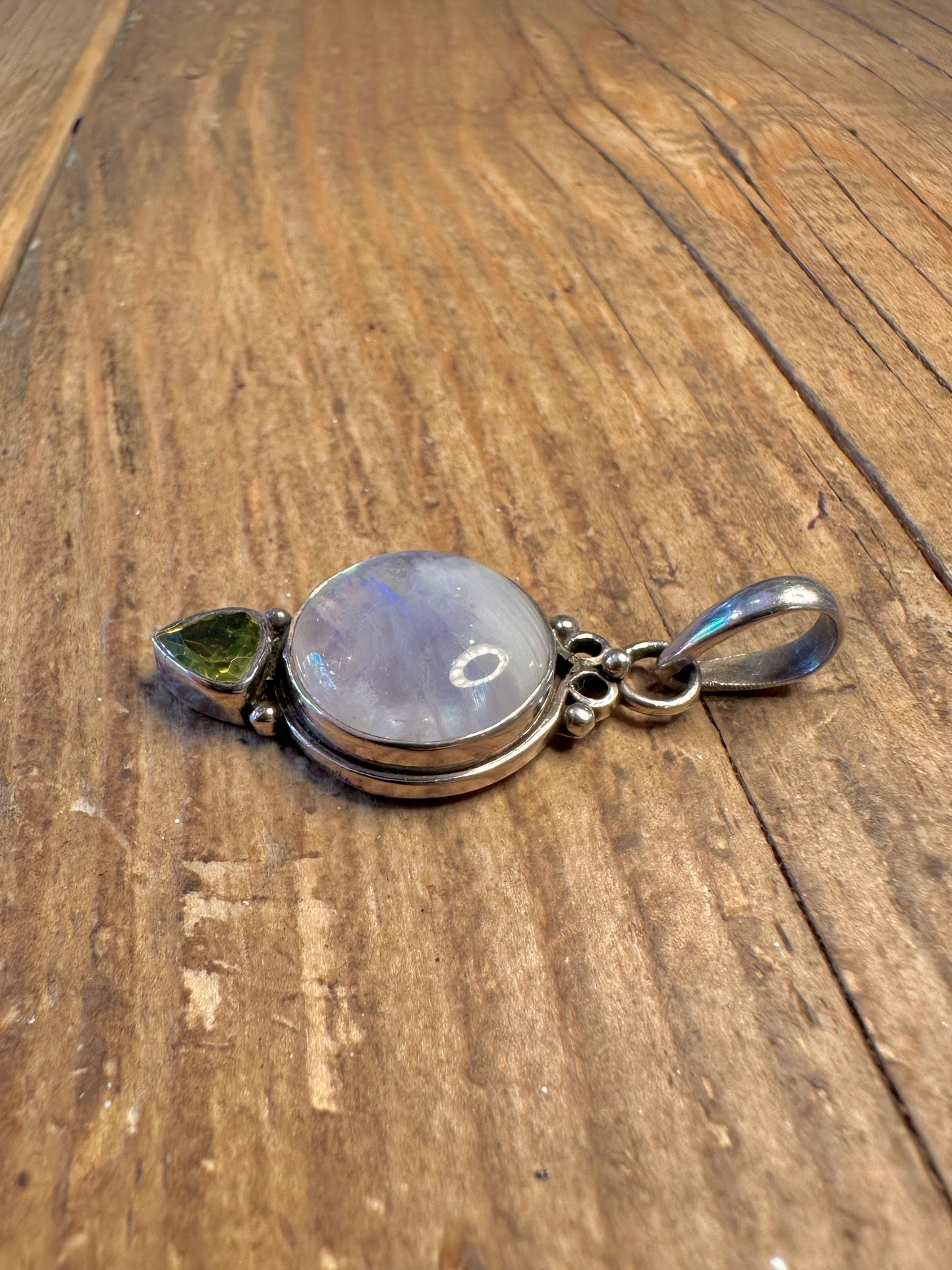 Mondstein- und Peridot-Anhänger aus 925er Sterlingsilber