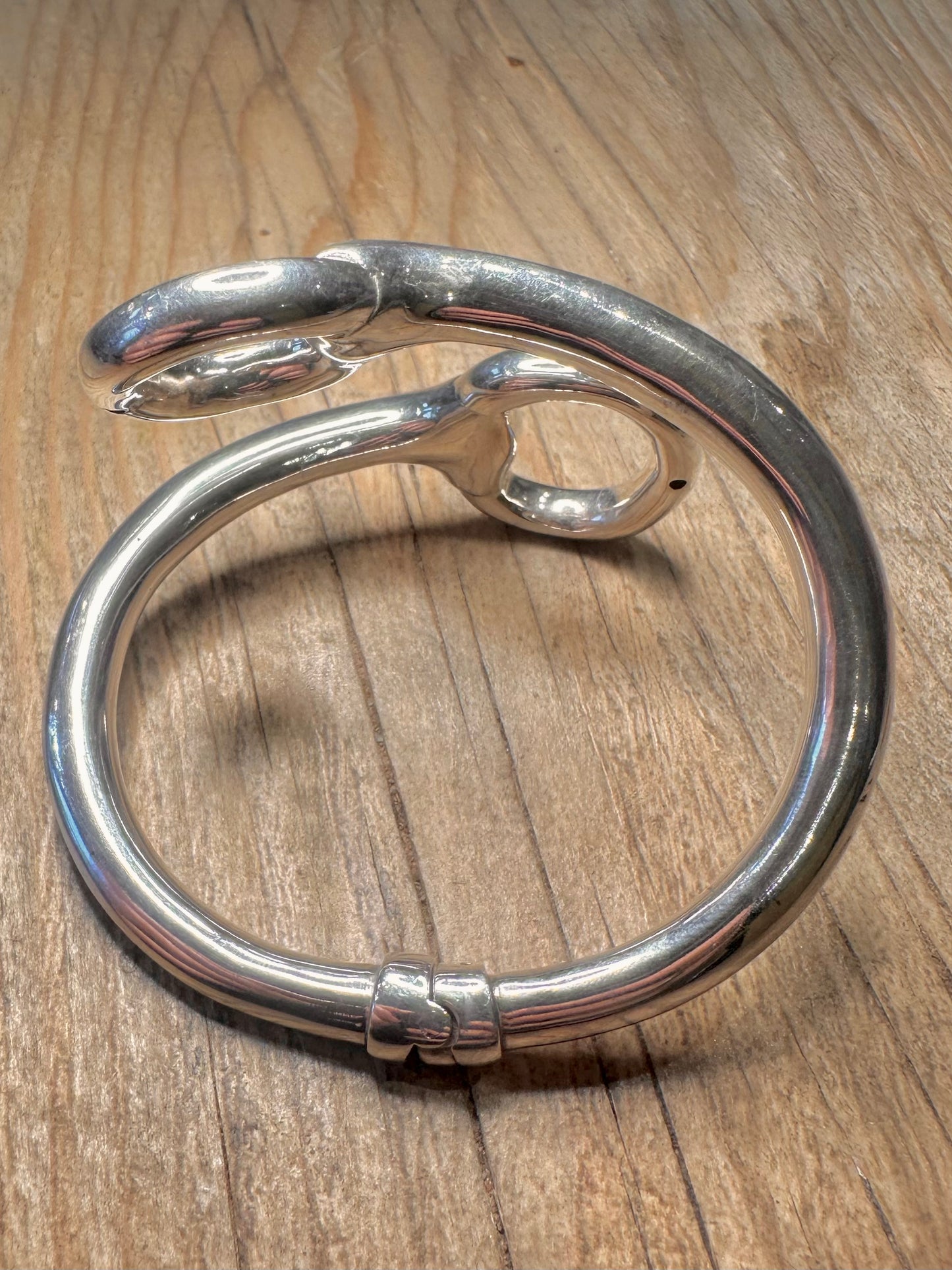 Moderner Hermes-Stil Überlappender Armreif aus 925er Sterlingsilber mit Scharnier