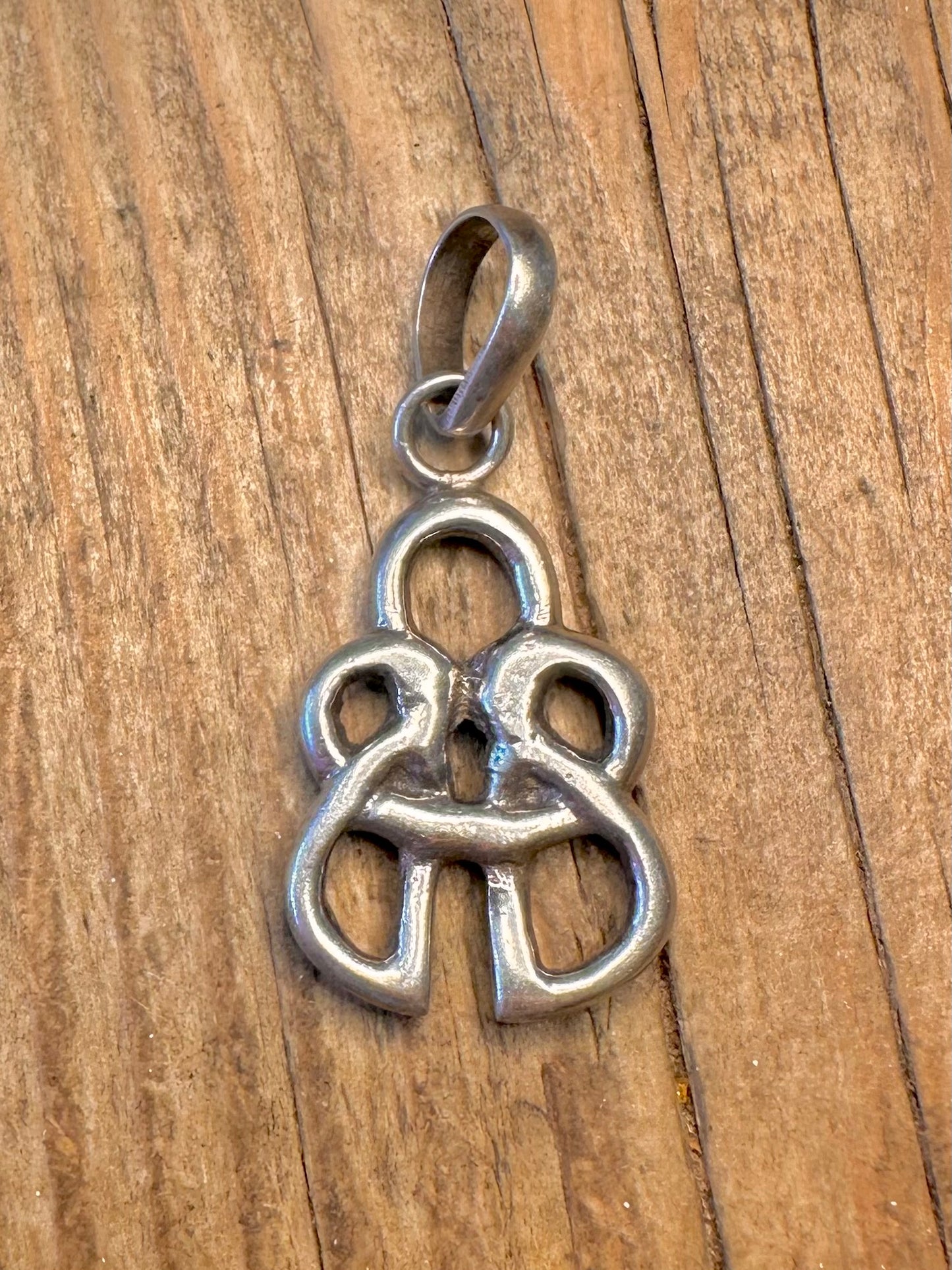 Keltischer Knoten Anhänger aus 925er Sterlingsilber