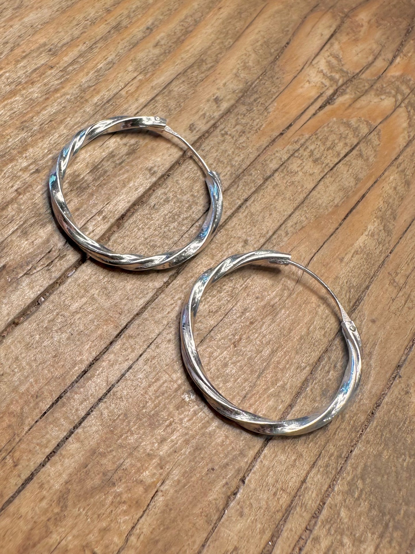 Verdrehte Creolen aus 925er Sterlingsilber