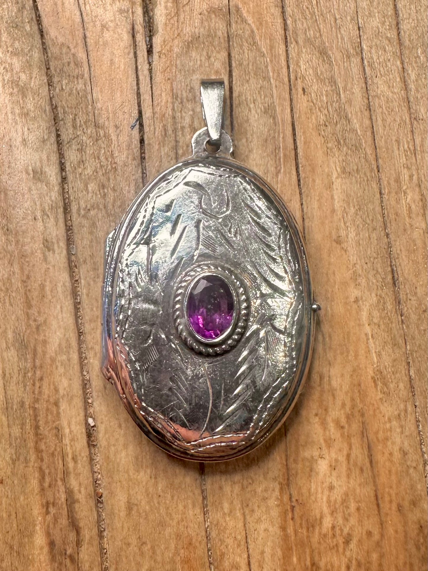 Vintage-Halskettenanhänger mit ovalem Amethyst-Medaillon, graviert, 925er Sterlingsilber