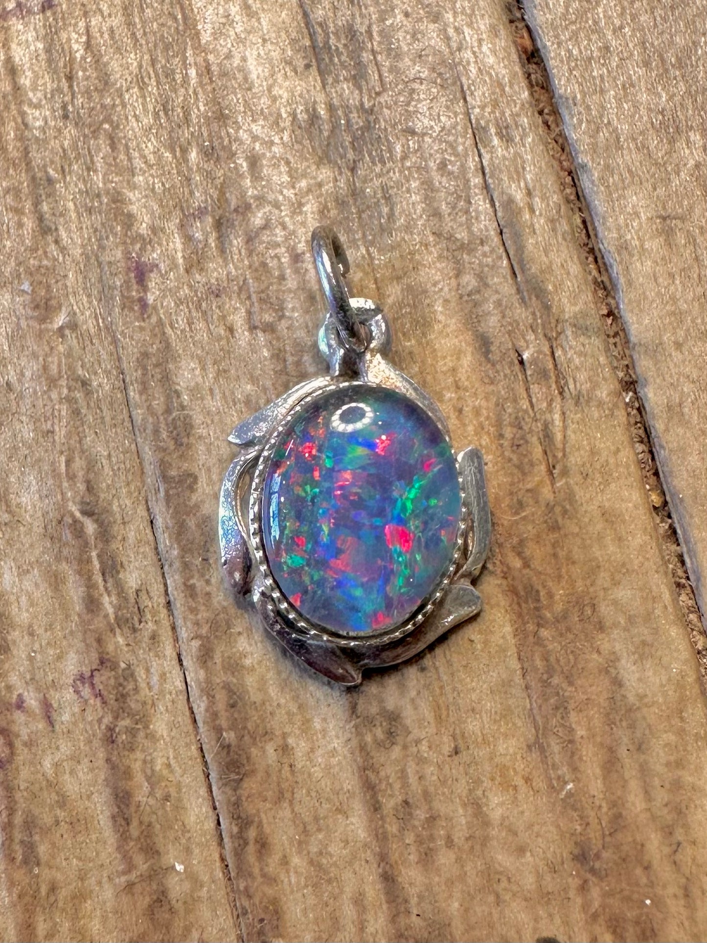 Australischer Opal ovaler Anhänger aus 925er Sterlingsilber