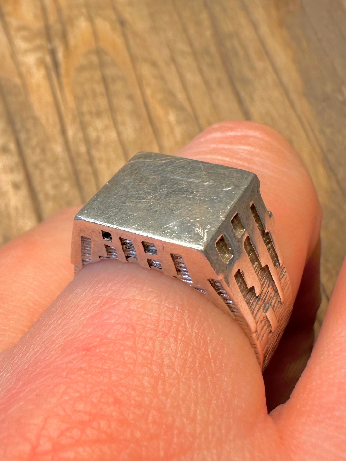 Quadratischer Ring, 1982, mit Siegel, strukturiertem Rindeneffekt, 925er Sterlingsilber, punziert, Größe T