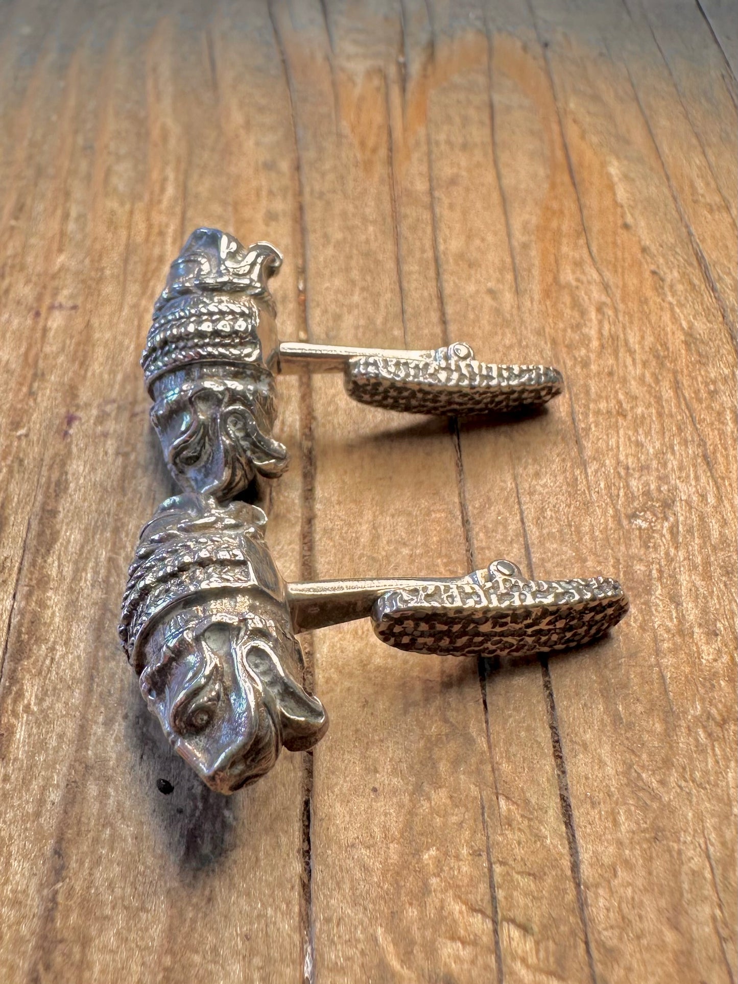 Manschettenknopf aus 950er Silber mit Fabel-Löwenkopf, Sammlerstück