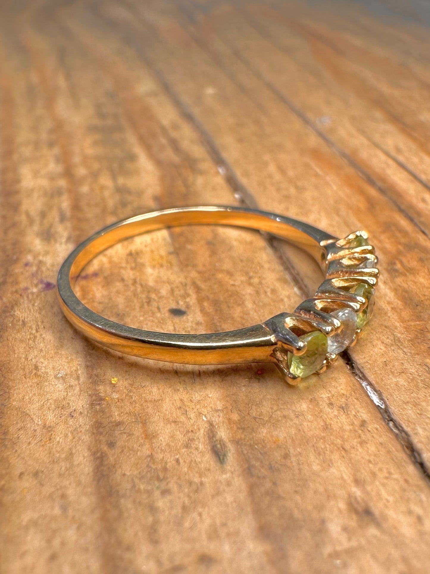 Ring aus 9 Karat Gold mit Peridot und fünf weißen Steinen, Größe N
