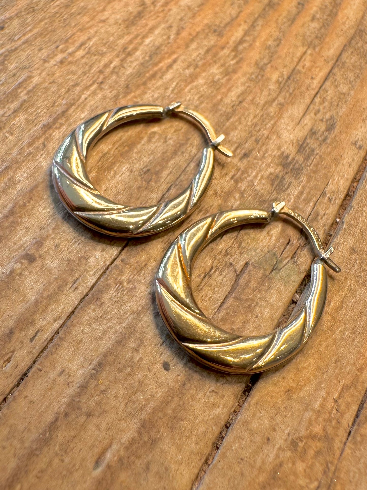 Kreolische Creolen, gedrehtes Design, 9 Karat Gold plattiert, 925er Sterlingsilber-Ohrringe