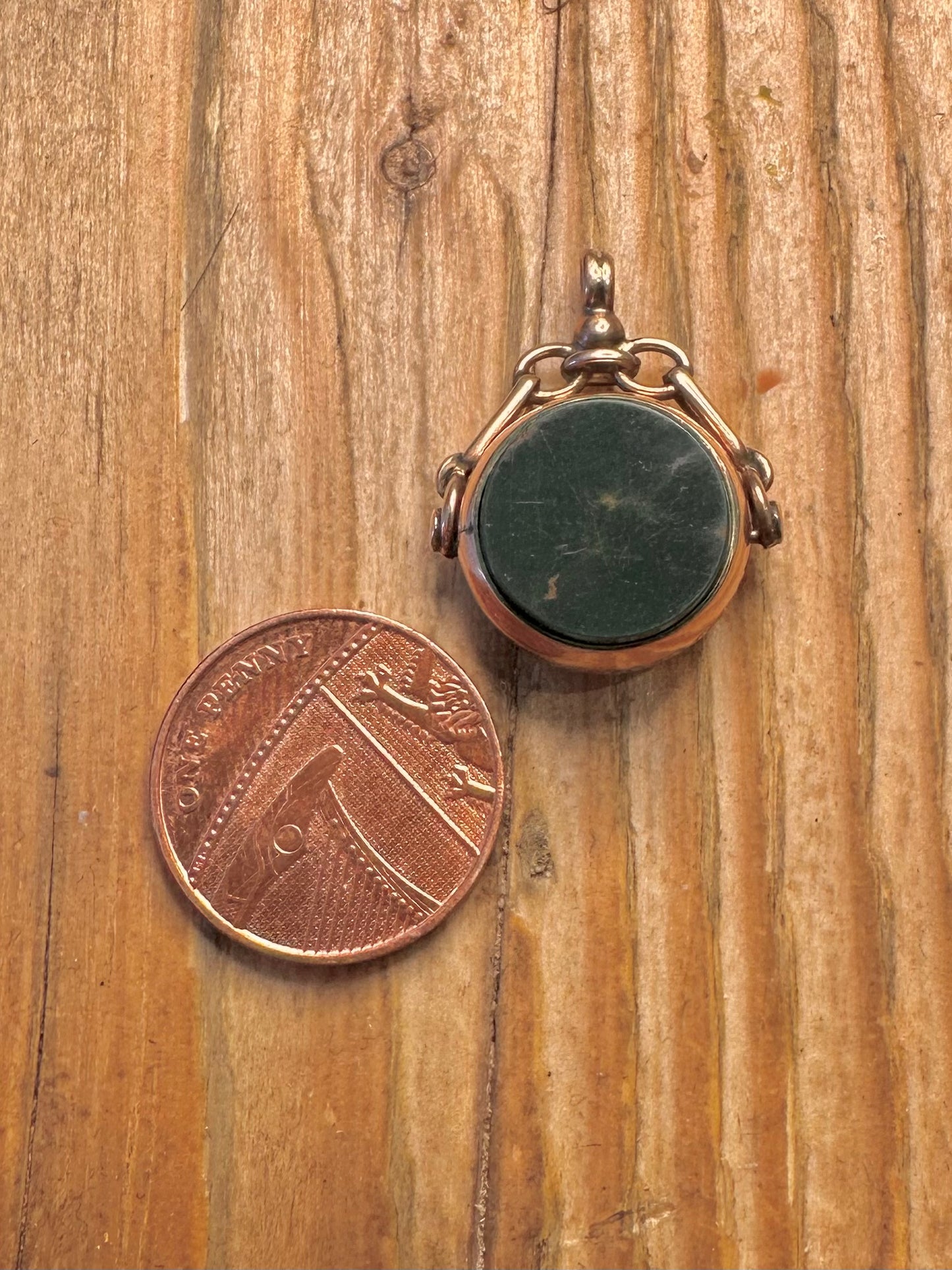 Antiker Rosenanhänger von 1887 aus 9 Karat Gold mit drehbarem Karneol und Blutstein