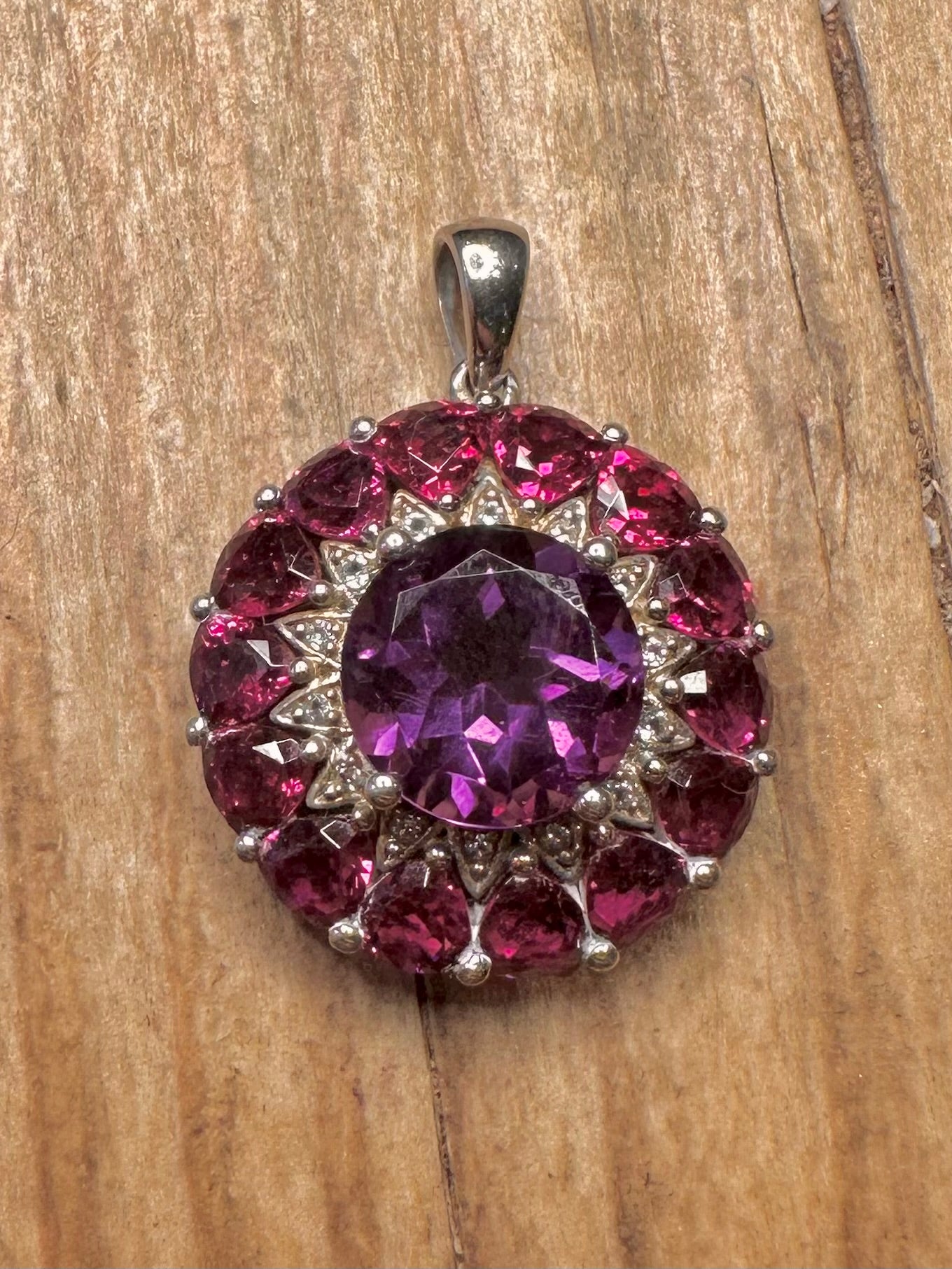 Moderner Anhänger mit Amethyst und weißen Zirkonia, 925er Sterlingsilber
