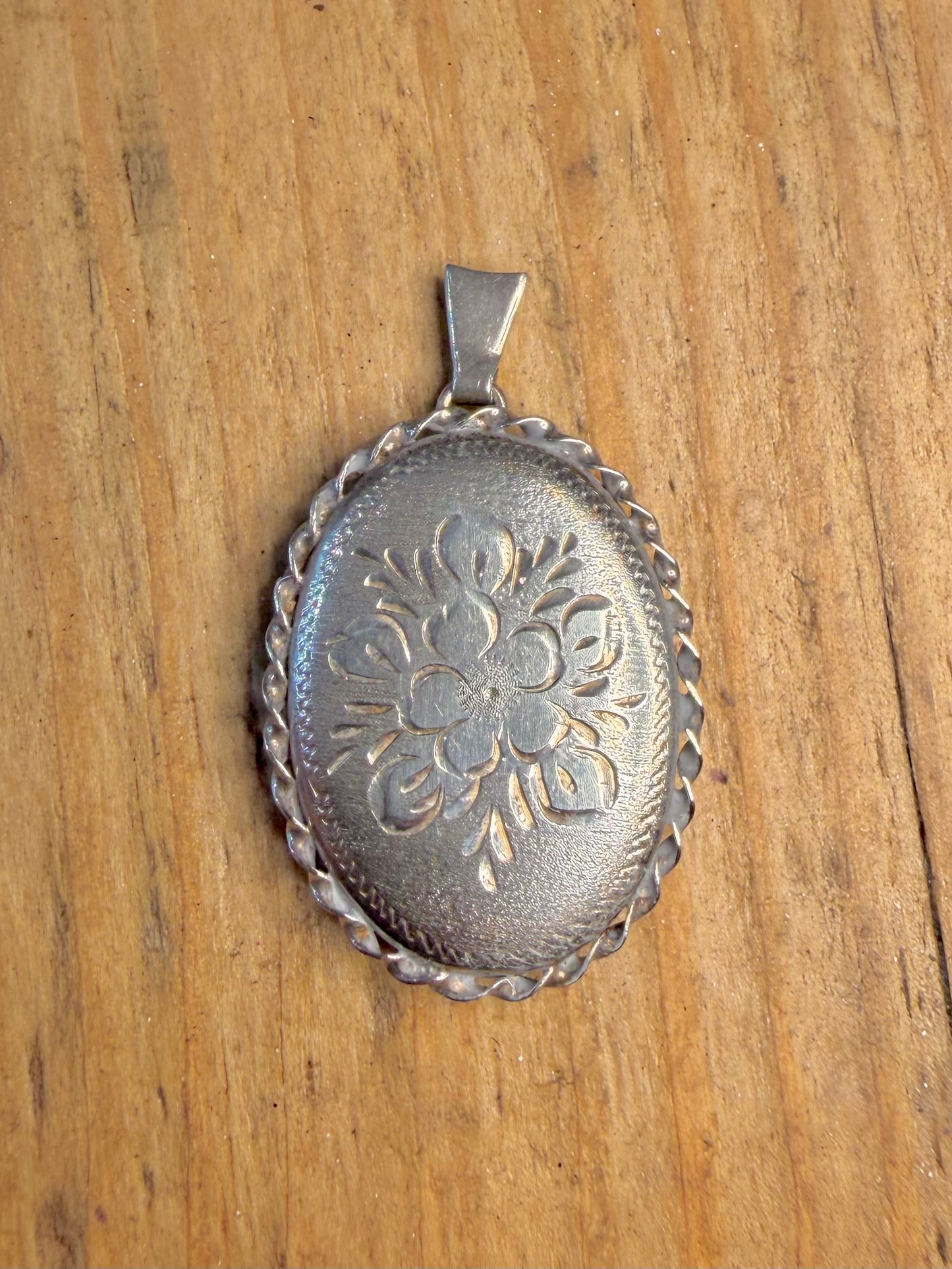 Oval 1982 Flower Blossom Motif Twisted Border Locket 925 Sterling Silver Pendant